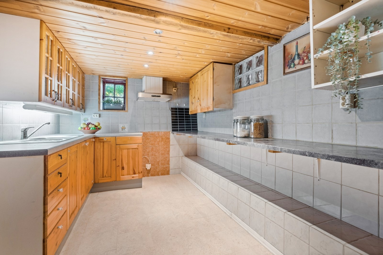 Kjelleren er innredet med kjøkken. Rommene i kjeller er ikke godkjent for varig opphold, se mer pkt. ferdigattest. Galleribilde