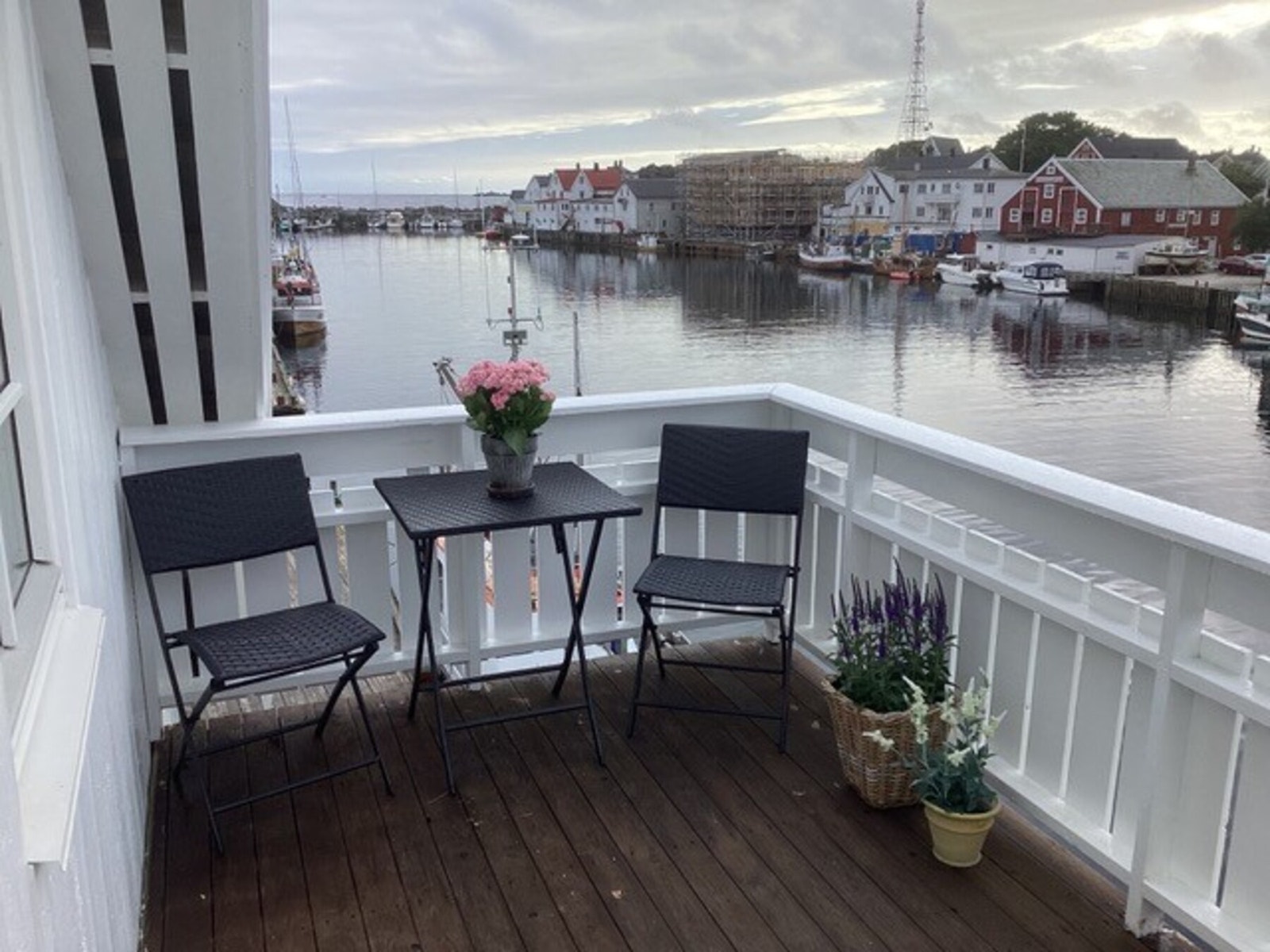 Balkong med adkomst fra stue i hovedetasje Galleribilde