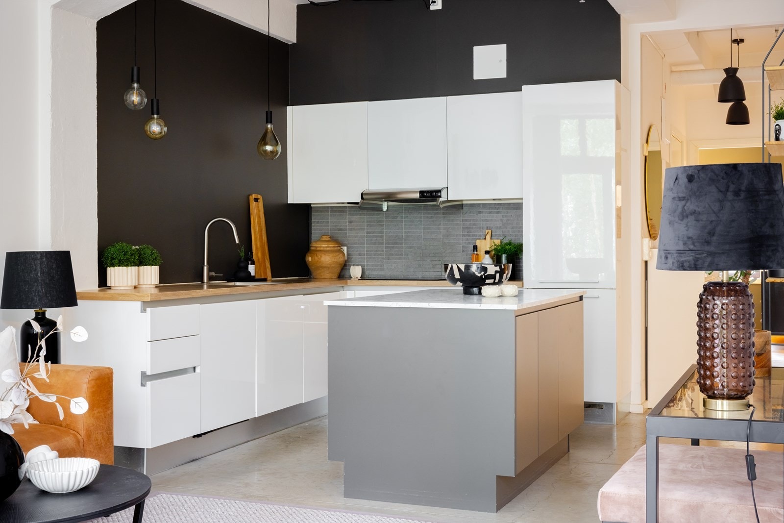 Elegant kjøkken med slette fronter og gjennomtenkte material- og fargevalg. Galleribilde