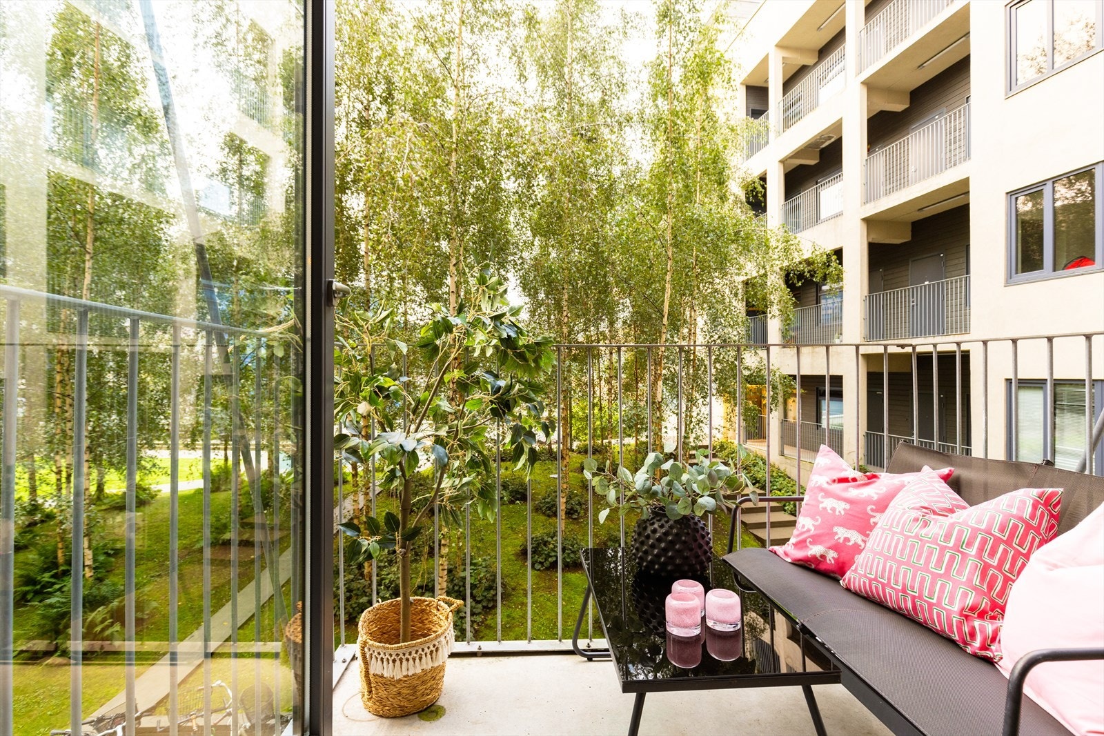 Balkong vendt mot frodig og rolig bakgård. Galleribilde