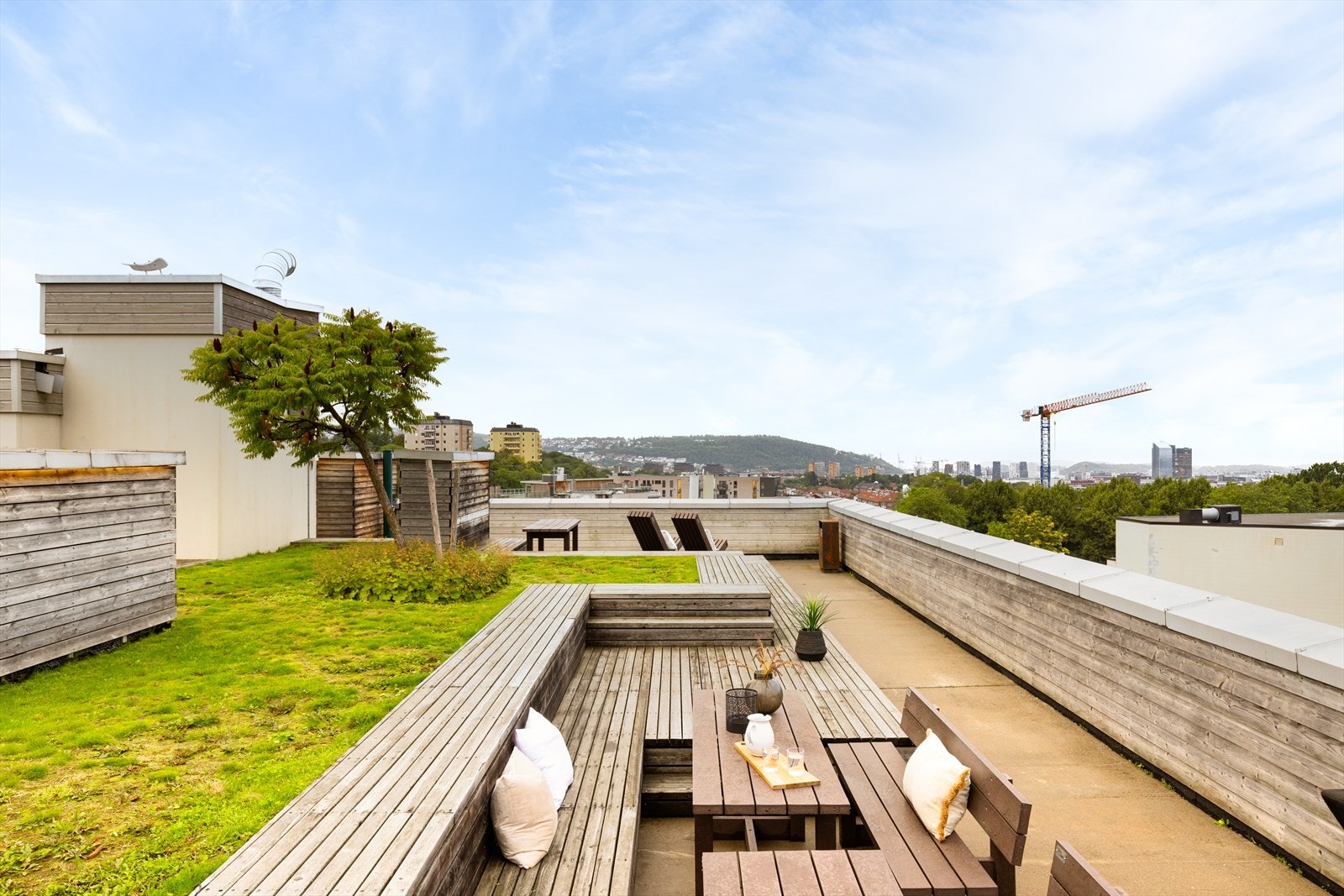 Takterrassene er delt inn i flere ulike soner hvor det er godt med sitteplasser. Galleribilde