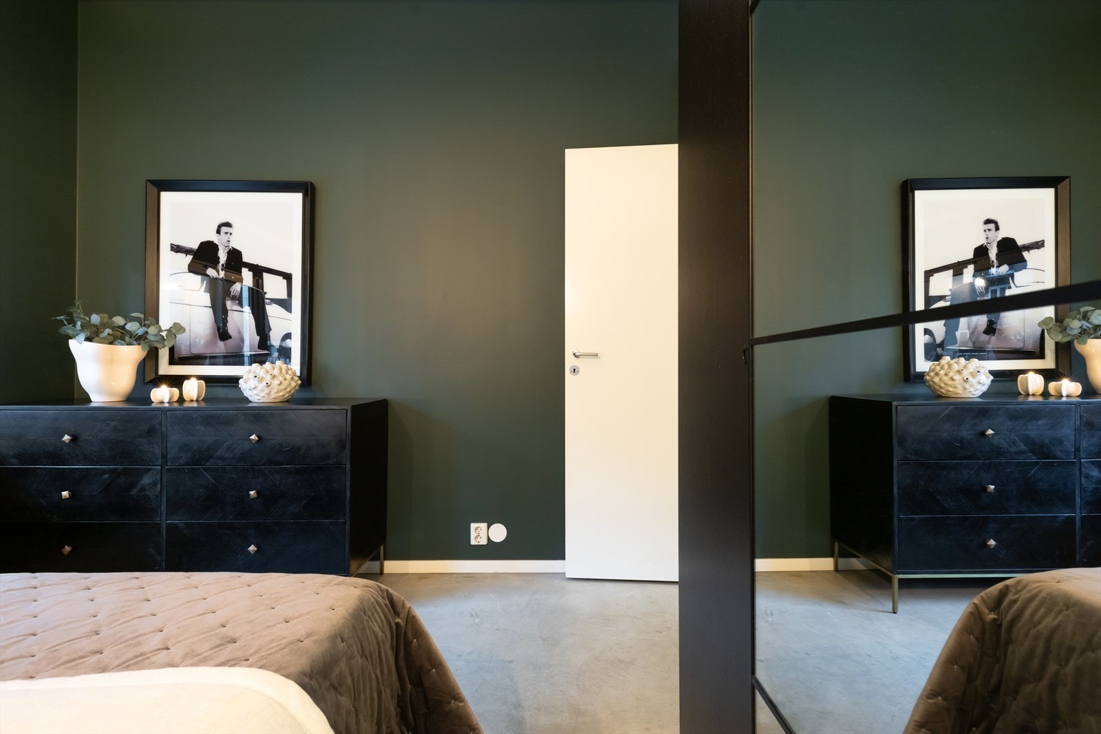 Her er det også mulighet for TV- og kommode for ekstra lagringsplass. Galleribilde