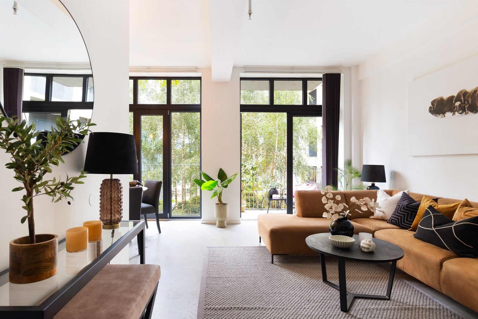 Store vindusflater sørger for en lys og luftig atmosfære. Galleribilde