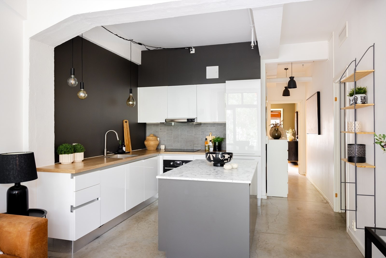 Den åpne og sosiale planløsningen skaper en sømløs forbindelse mellom stuen og kjøkkenet. Galleribilde