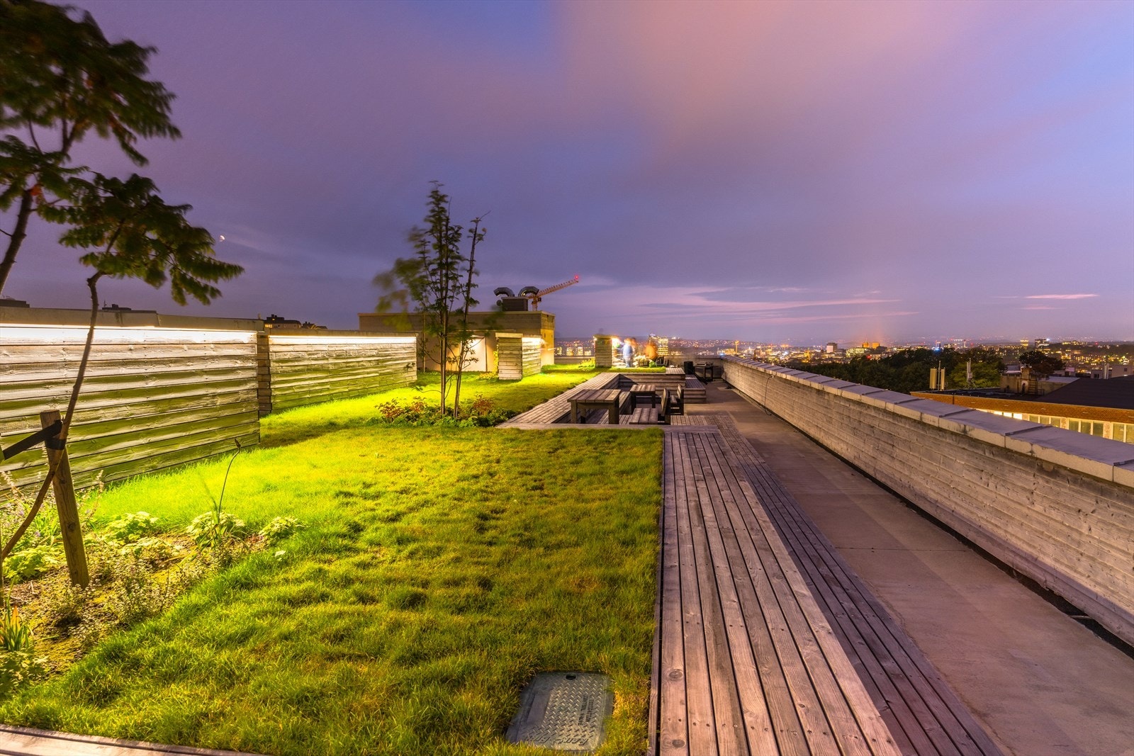 En av leilighetens mest fremragende funksjoner er de felles takterrassene, som gir en spektakulær utsikt over byen og fjorden. Dette er det perfekte stedet for å slappe av og nyte den fantastiske panoramautsikten. Galleribilde