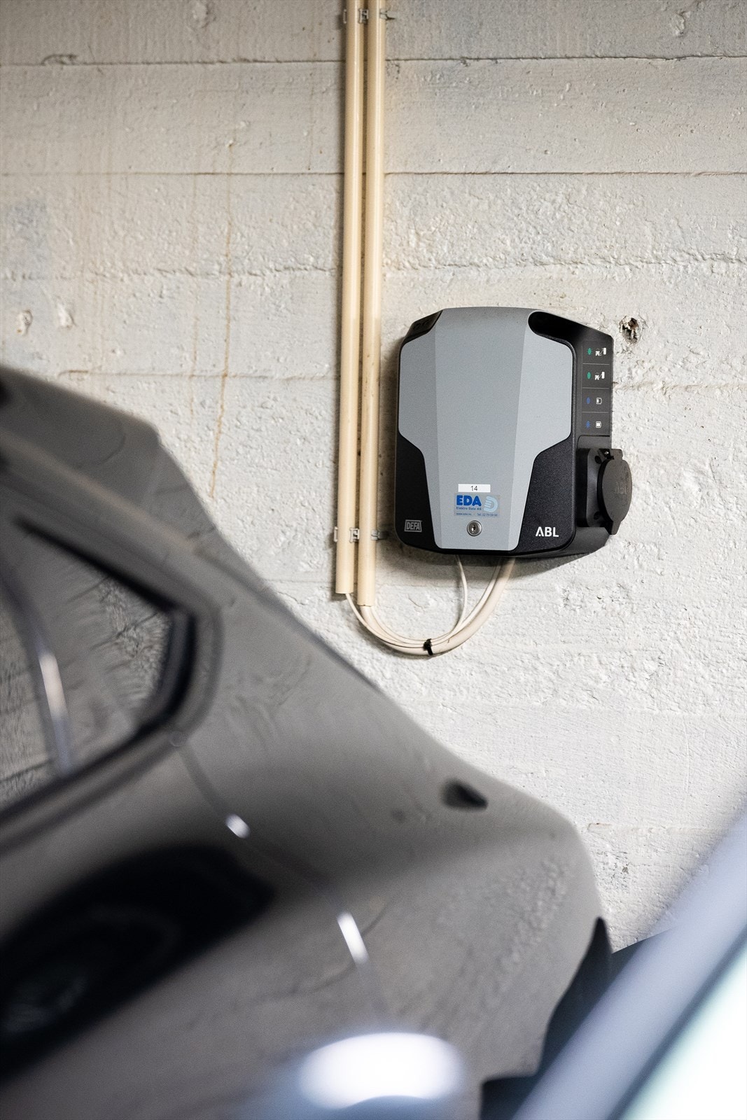 Garasjeplassen er utstyrt med elbillader. Galleribilde