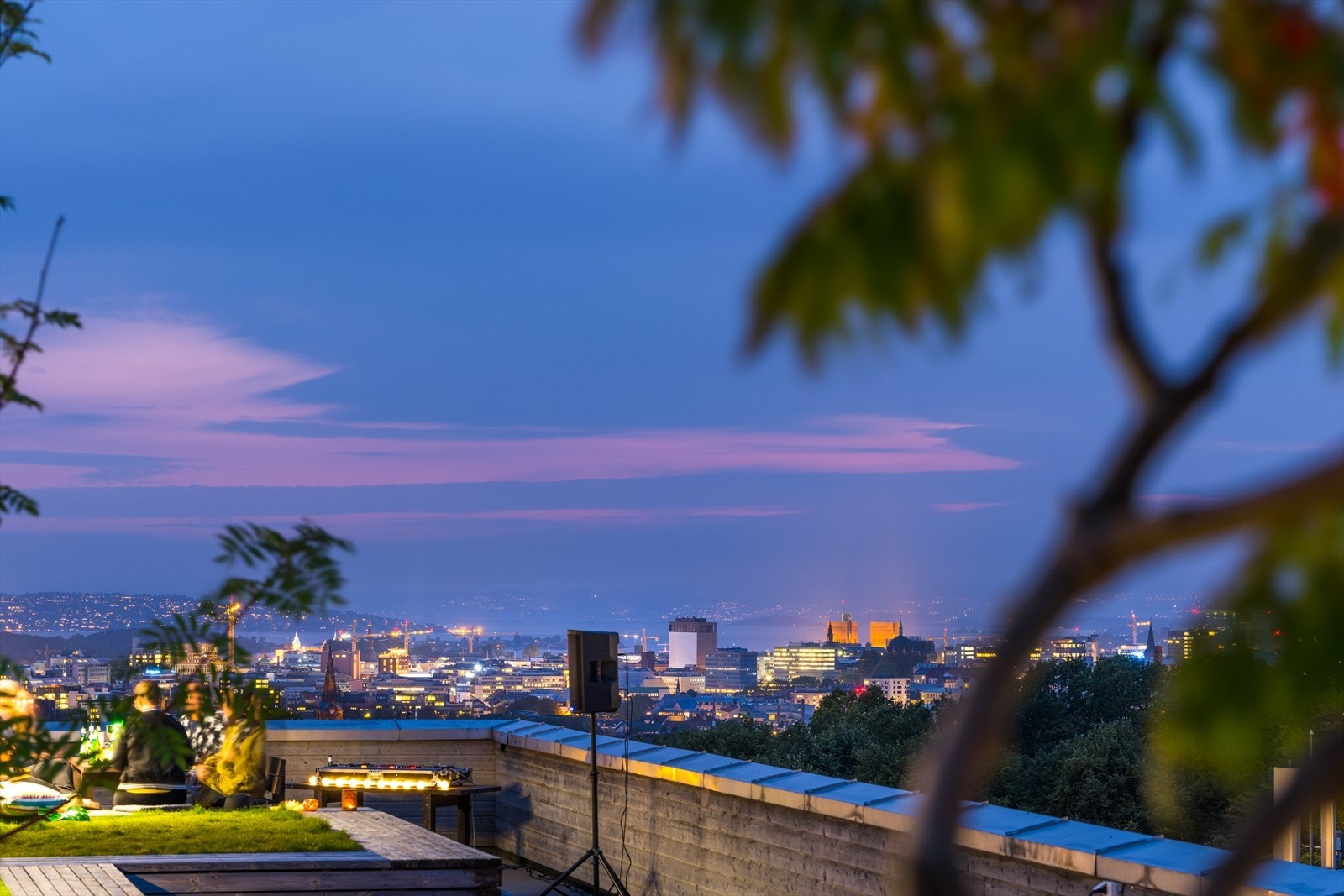 Felles takterrasse med spektakulær utsikt over Oslo og Oslofjorden - et perfekt sted for å nyte byens skyline og fjordens vakre landskap. Galleribilde