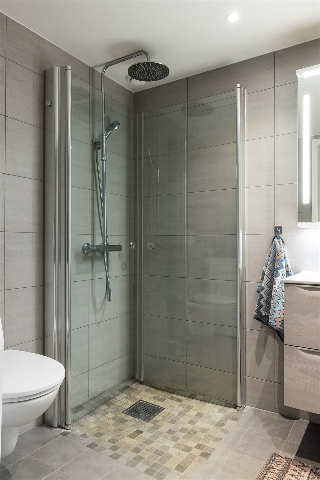 Bad med elegant regnfallsdusj for en luksuriøs opplevelse. Galleribilde