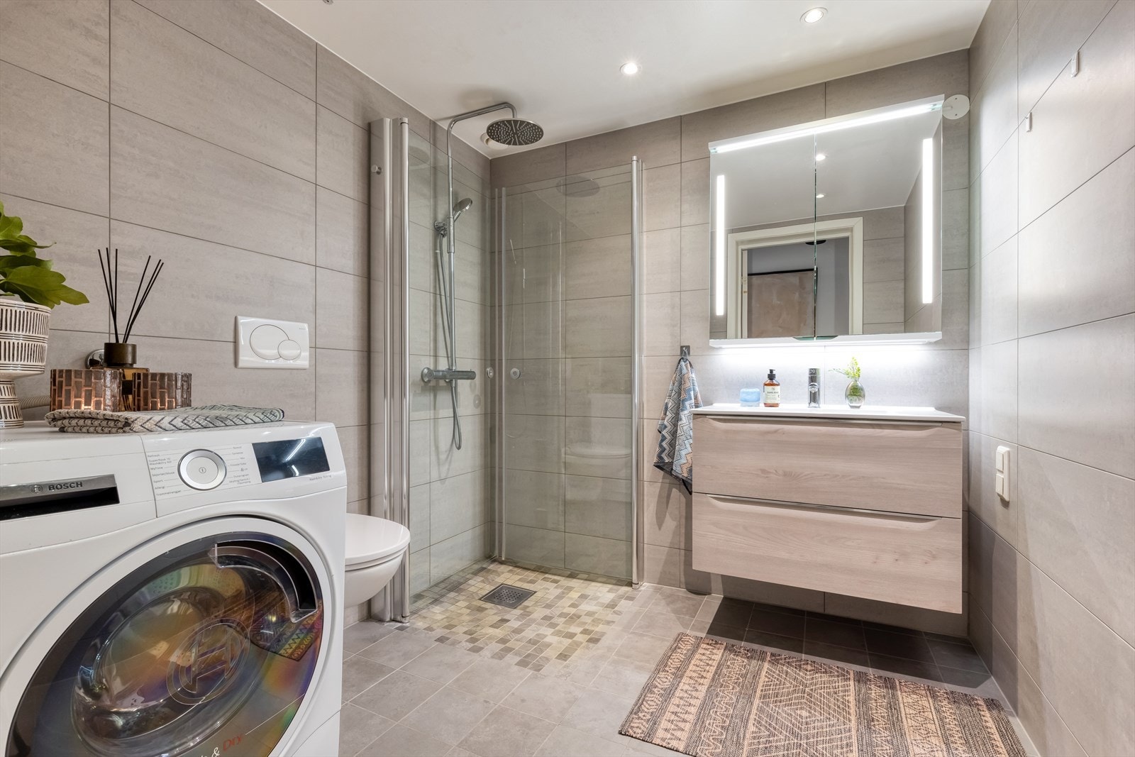 Delikat flislagt bad av god størrelse. Galleribilde