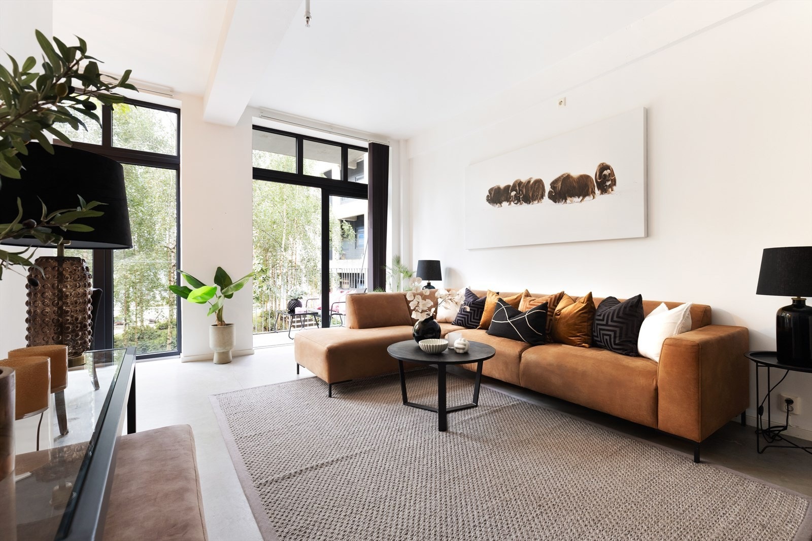 Stuen har god plass til både en stor sofagruppe og et spisebord, noe som gir rom for både avslapning og sosiale sammenkomster. Galleribilde