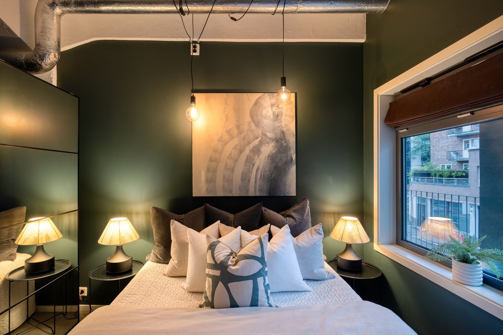 God plass til dobbeltseng, nattbord og en romslig skyvedørsgarderobe. Galleribilde