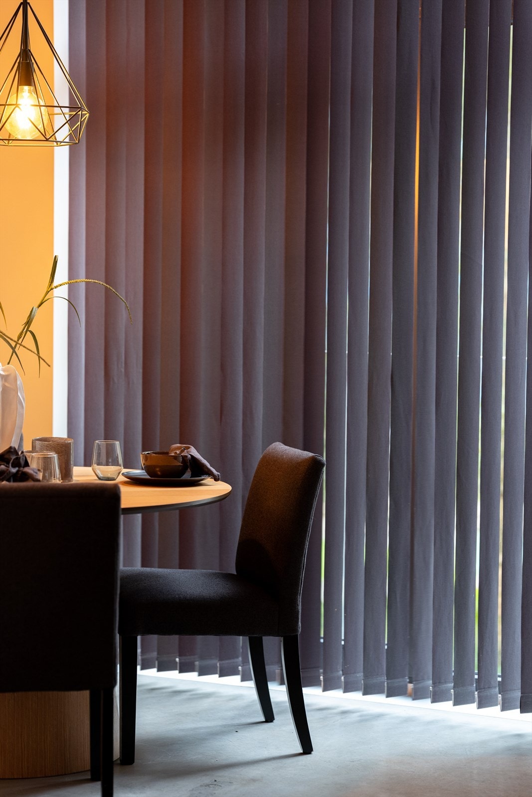 Denne særegne selveierleiligheten skiller seg ut med sin generøse takhøyde, slipte betonggulv med vannbåren gulvvarme og store vindusflater, som sammen skaper et helt unikt preg. Galleribilde