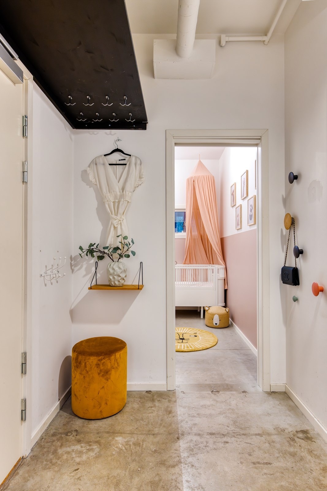 En kort heistur opp til 2. etasje, og du blir møtt av denne hyggelige entrèen. Den herlige takhøyden, sammen med de stilige betonggulvene, bidrar til et godt førsteinntrykk. Galleribilde