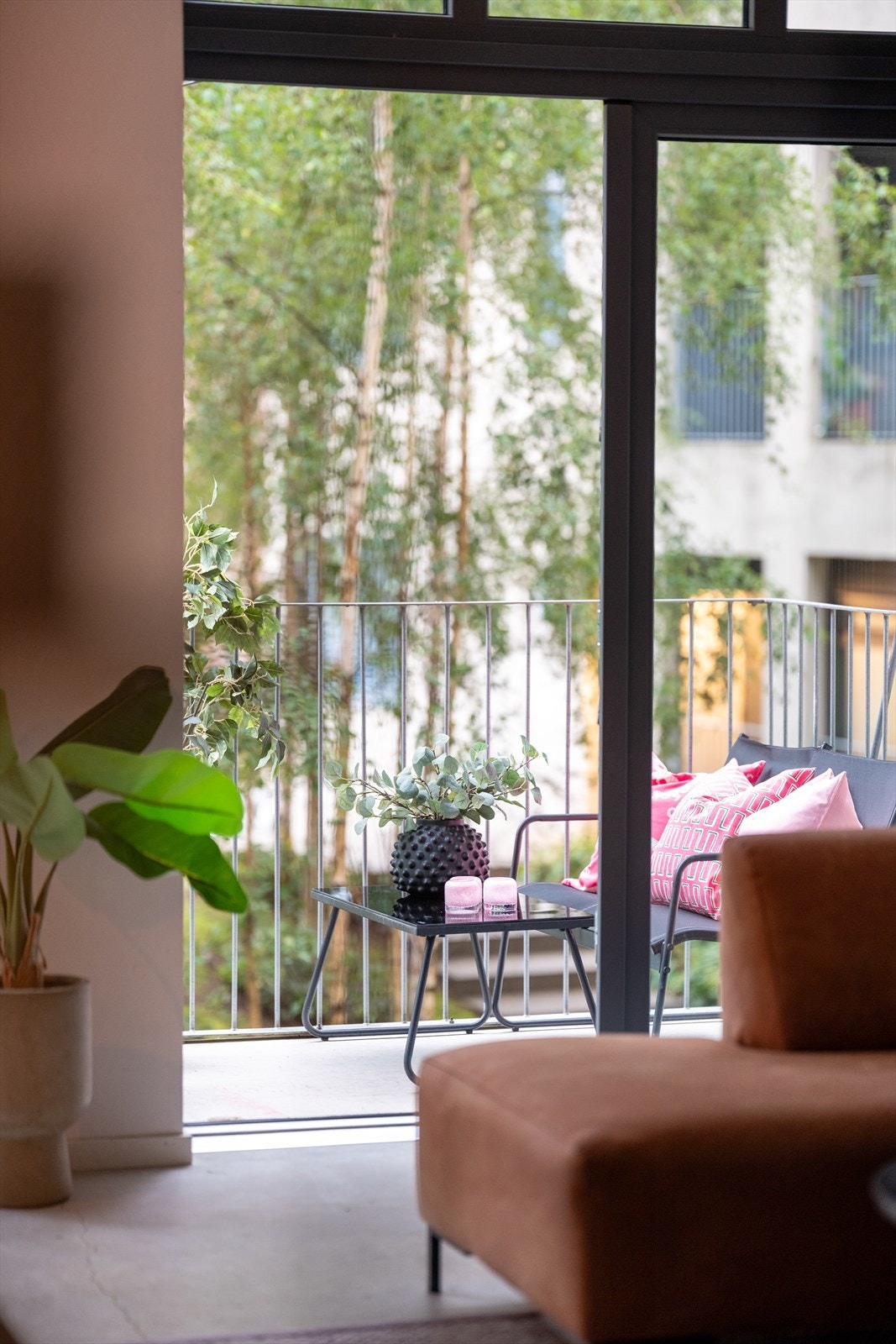 Slå de høyreiste balkondørene opp og du forlenger stuen på sommerstid. Galleribilde