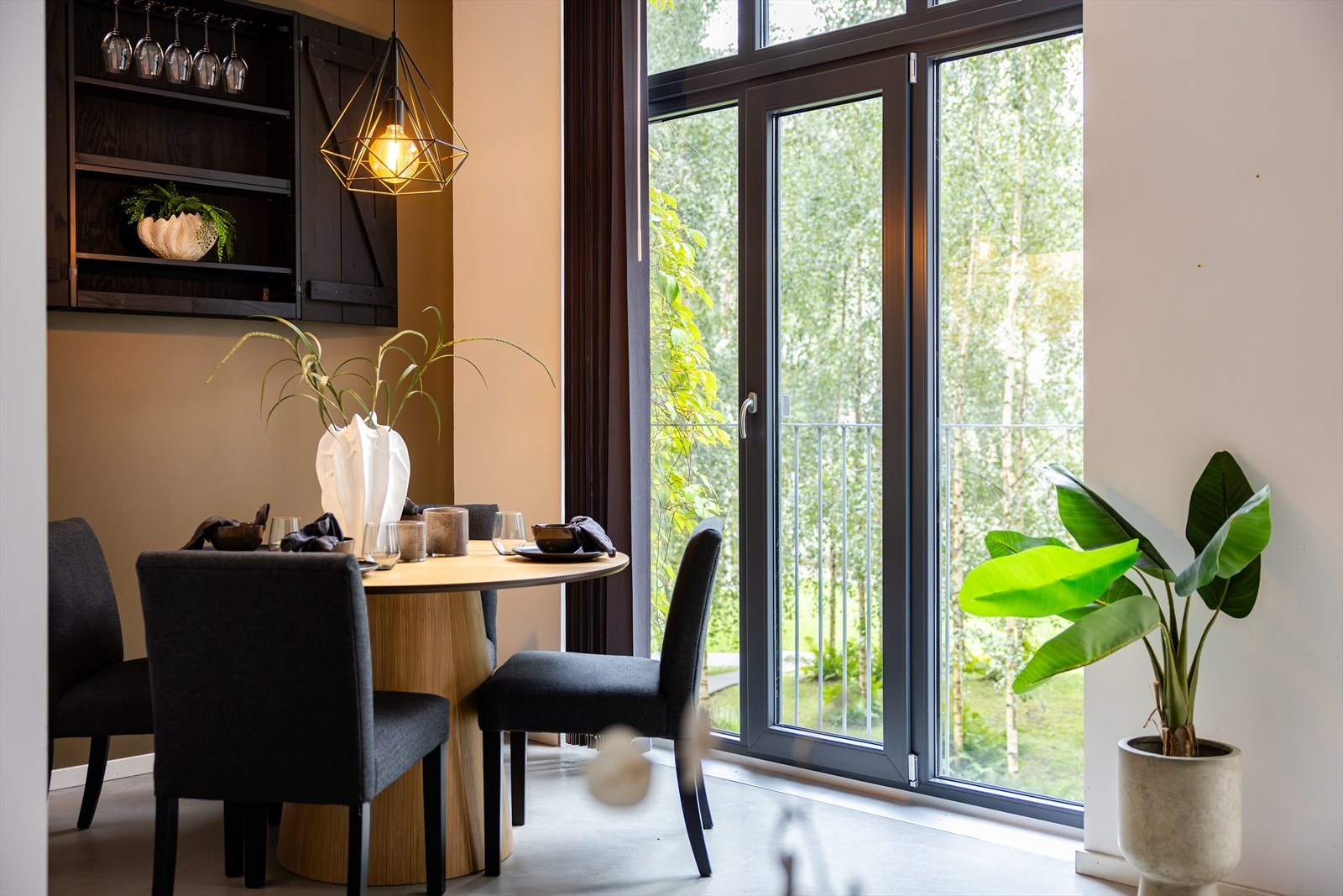 Det er god plass til spisebord hvor man kan nyte koselige middager med familie og venner. Galleribilde