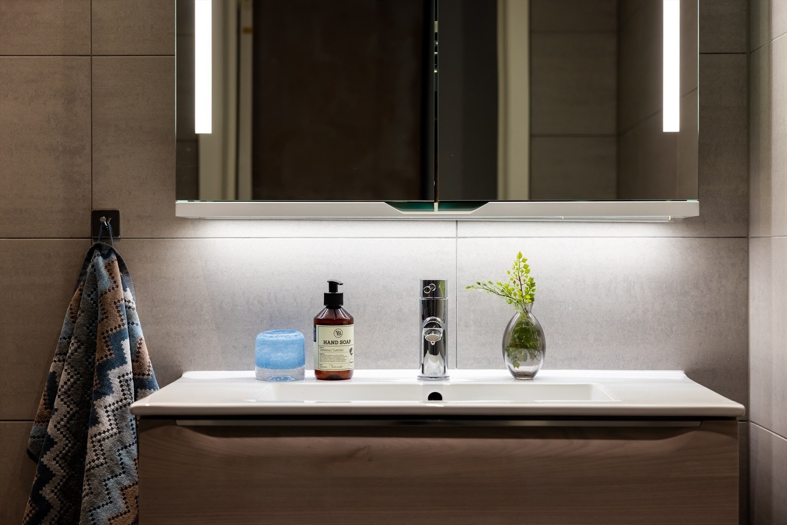 Gjennomtenkte materialvalg er gjennomgående i hele leiligheten. Galleribilde