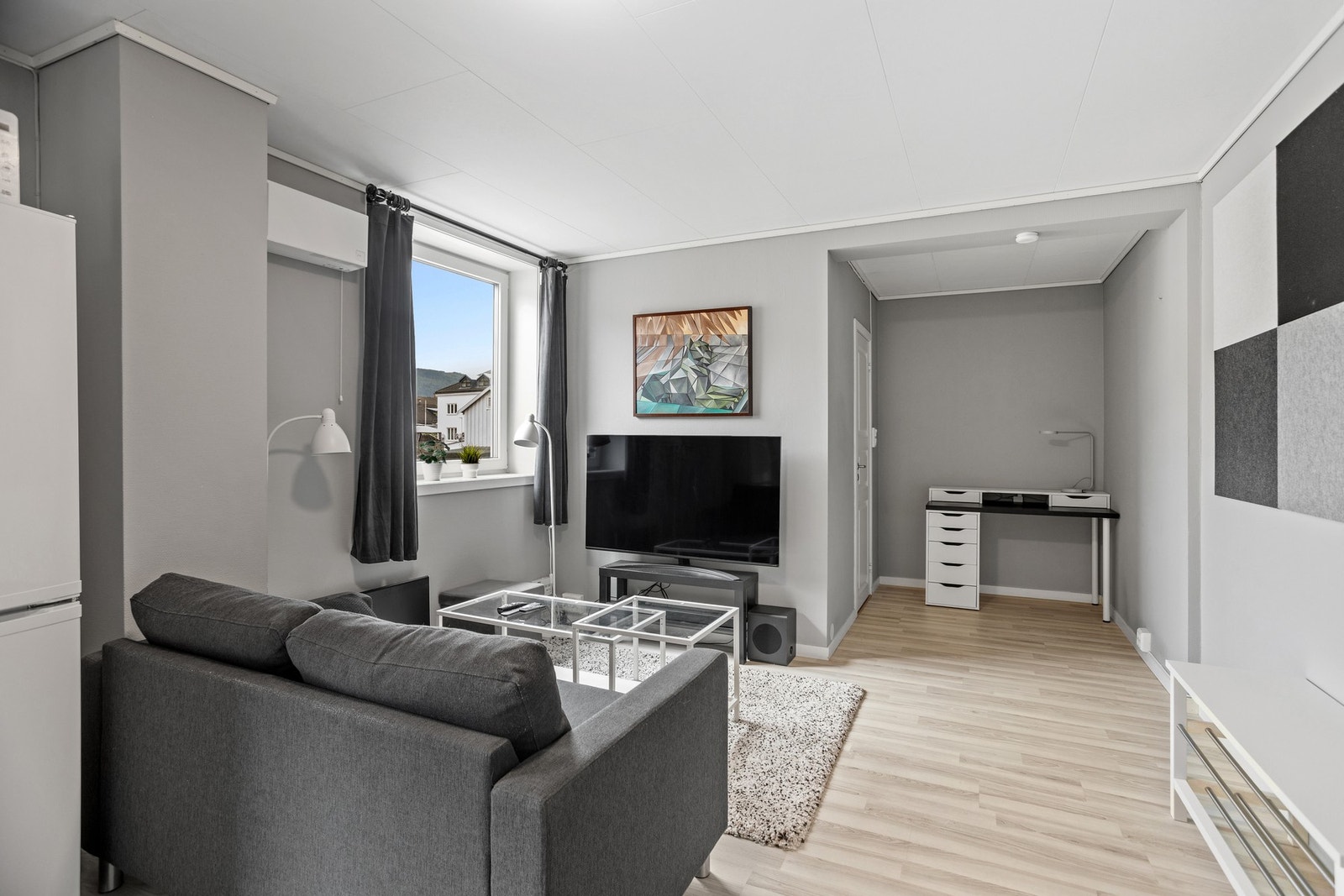 Stue med plass til sofa og arbeidspult Galleribilde