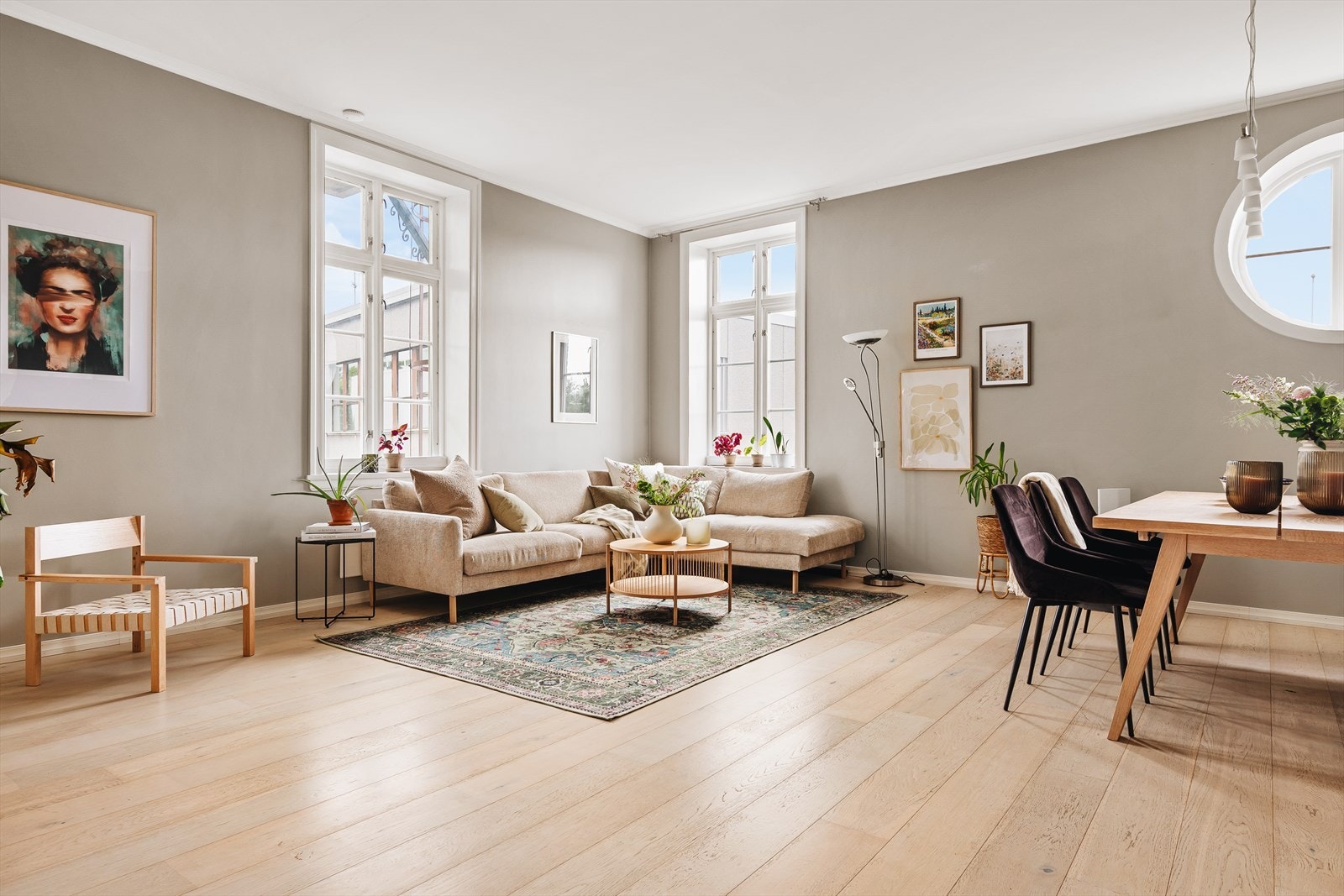Legg merke til det flotte parkettgulvet som er en fin base i boligens hjerte. Galleribilde