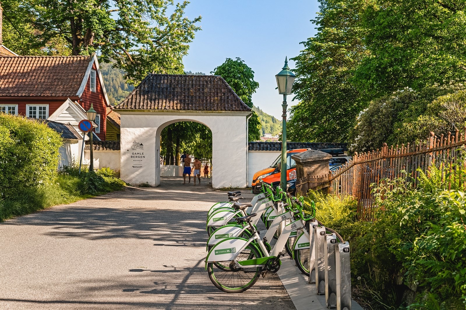 Det er kort vei til Gamle Bergen med Sandviken sjøbad. Galleribilde