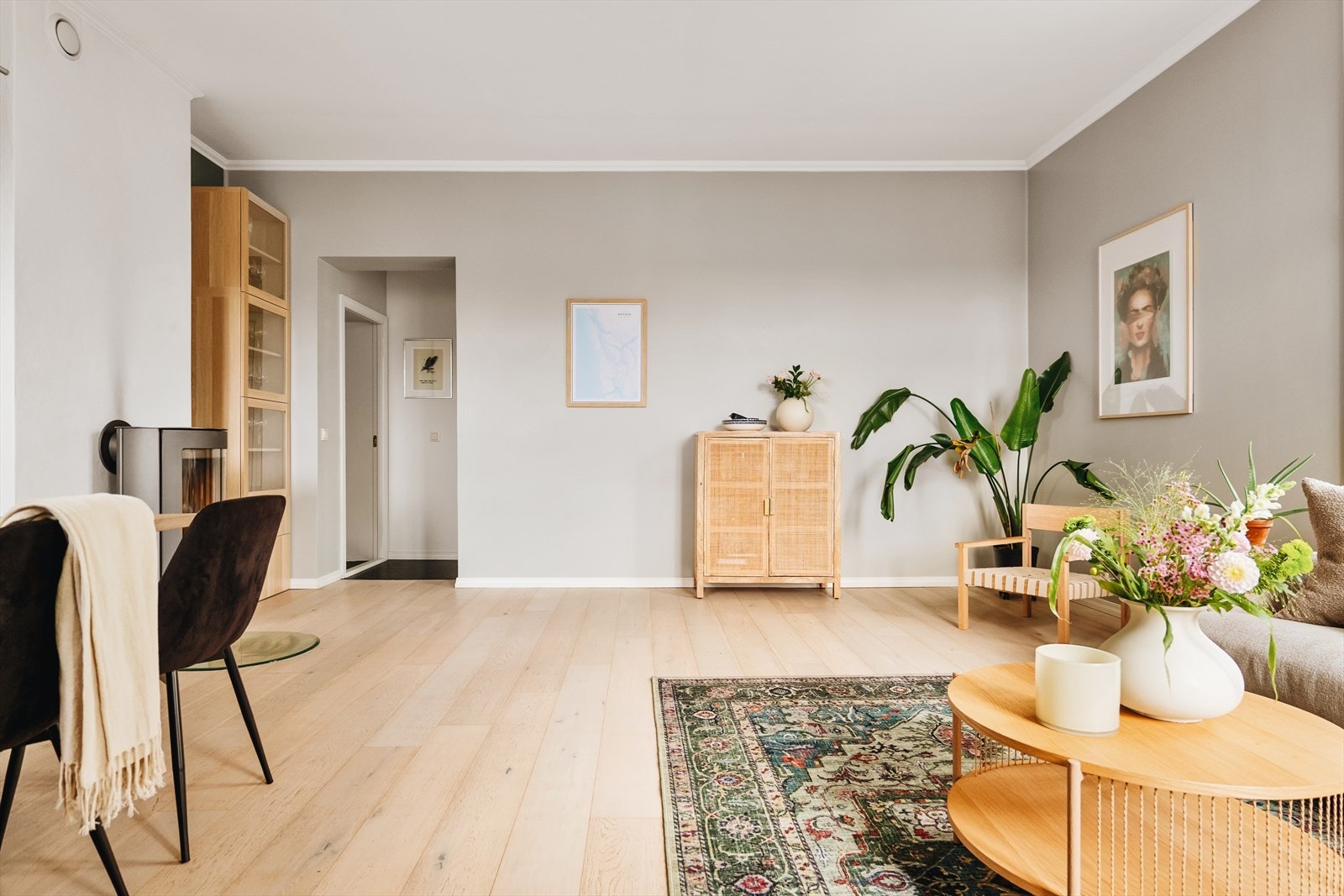 Det er god plass til å innrede med både sofaseksjon og spisebord i stuen. Galleribilde