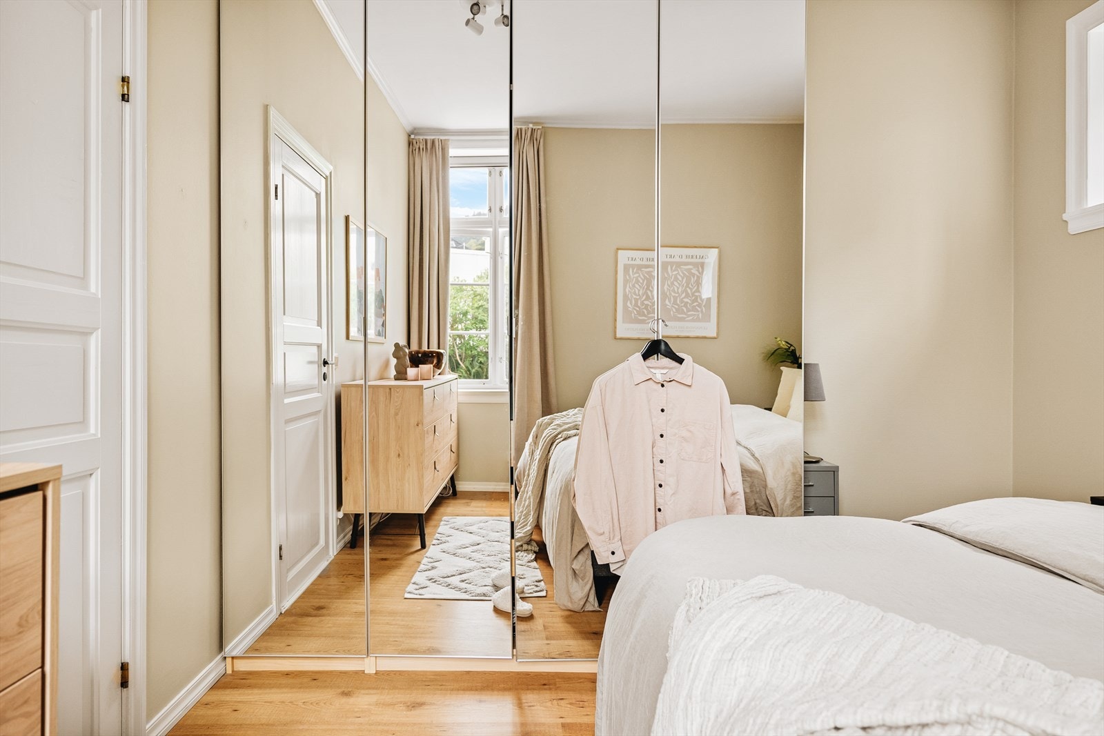 Stor garderobe medfølger i handelen. Galleribilde