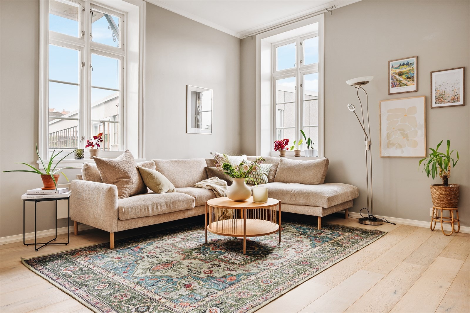 De generøse vindusflatene slipper inn rikelig med naturlig dagslys fra den vestvendte fasaden. Galleribilde