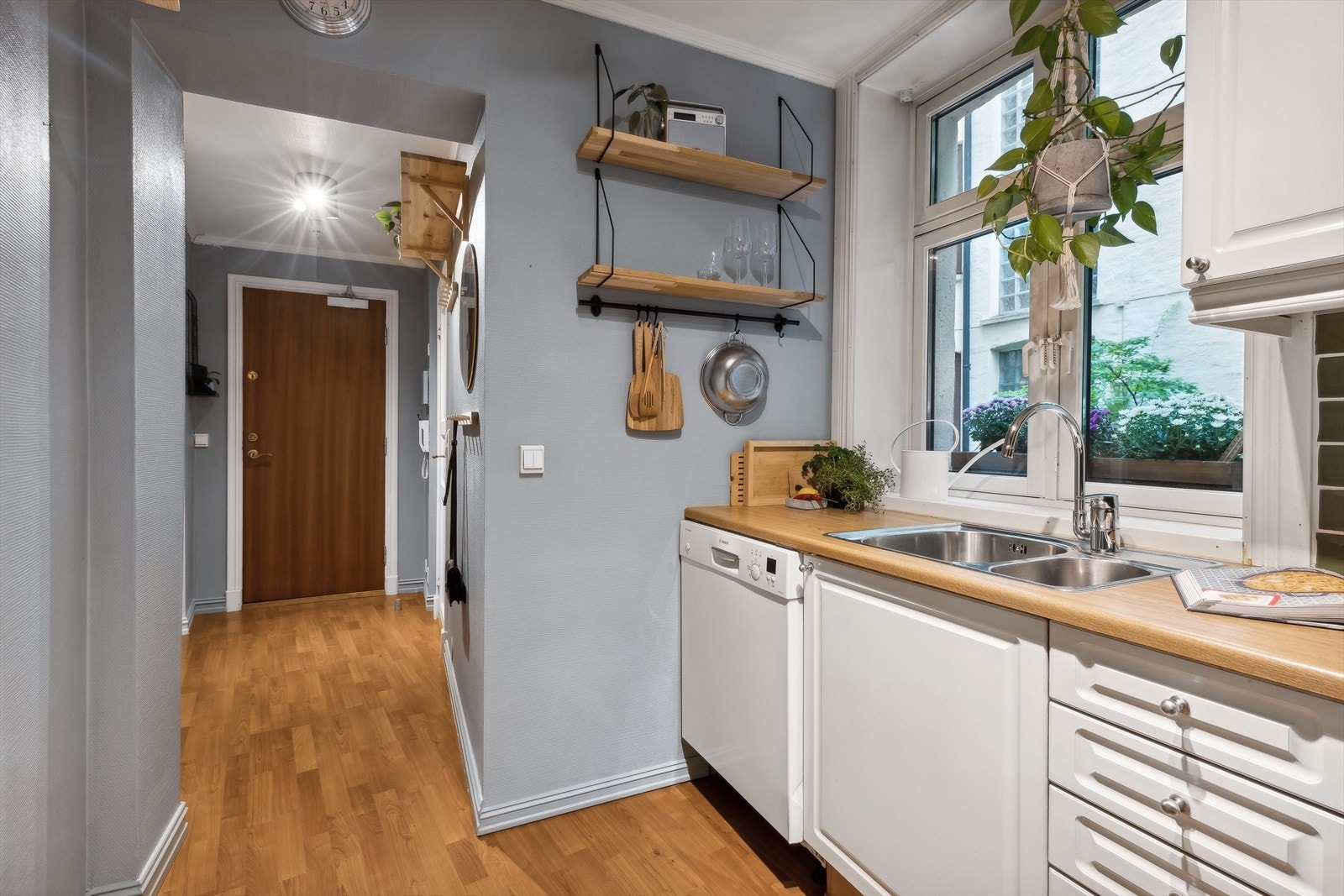 Tilgang til kjøkken fra entré. Galleribilde