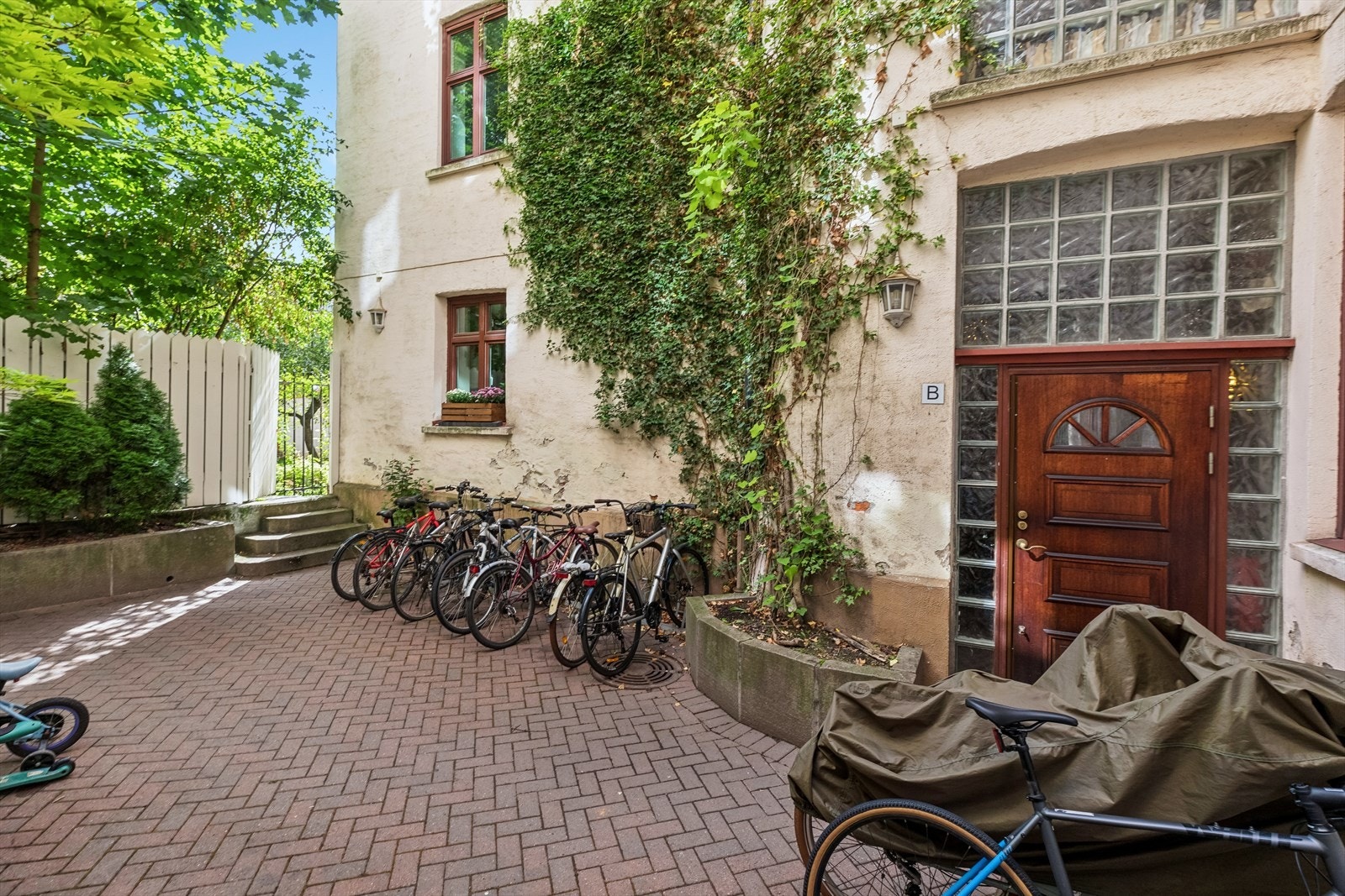 Felles sykkelparkering. Galleribilde