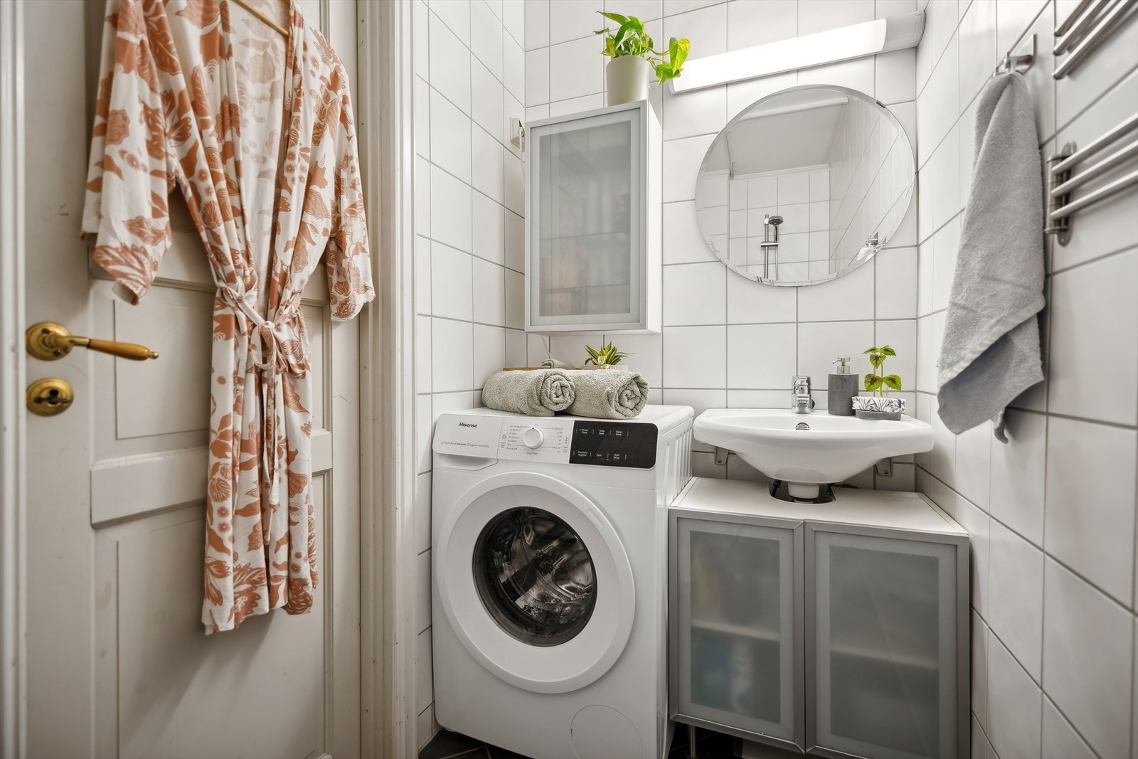 Flislagt bad med opplegg for vaskemaskin. frittstående wc, servant m/underskap, speil m/overlys, veggskap, åpen dusj m/forheng. Galleribilde