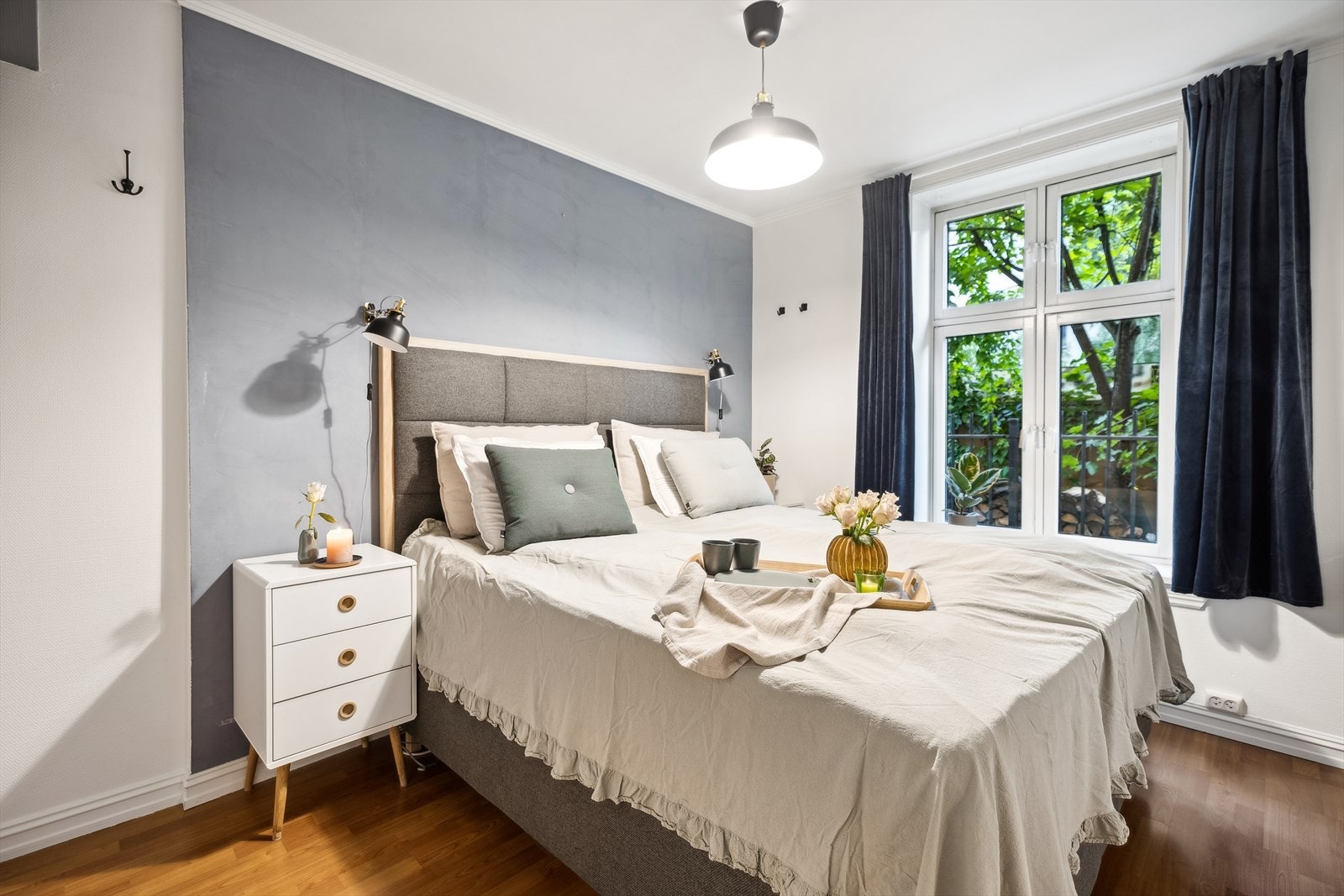 Soverommet har god plass til stor dobbeltseng og nattbord. Galleribilde