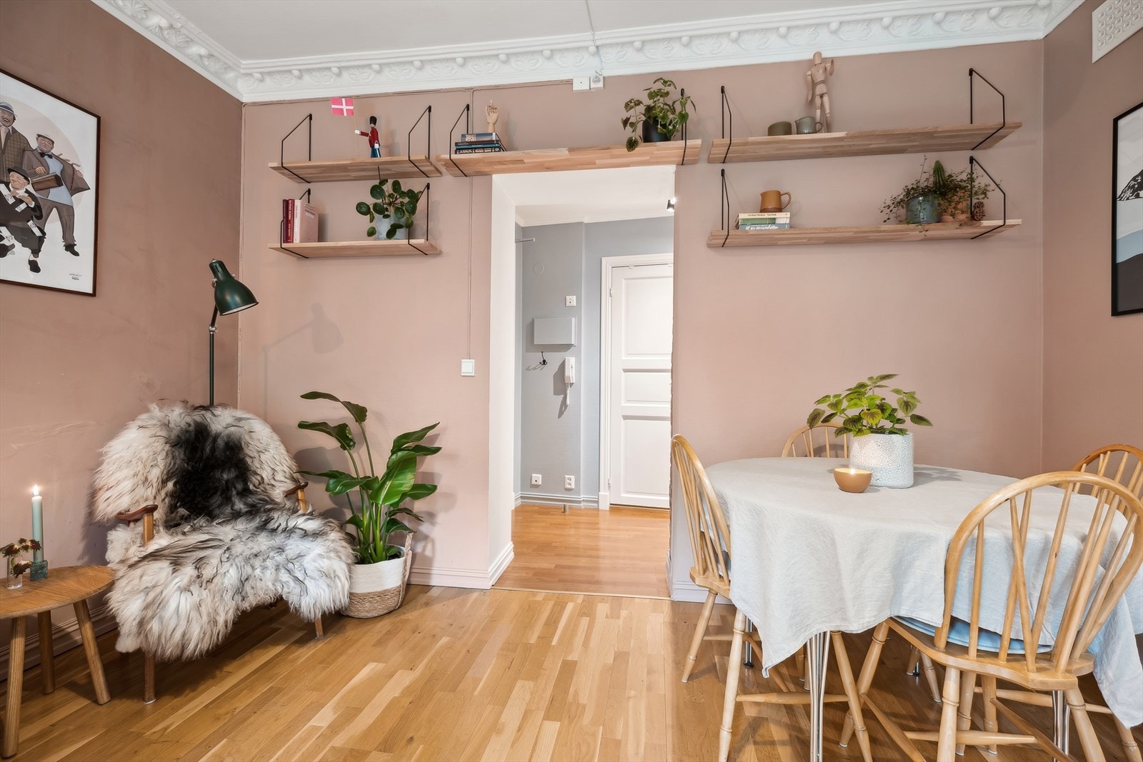 Her får man plass til hyggelig spisebord med tilhørende møblement. Galleribilde