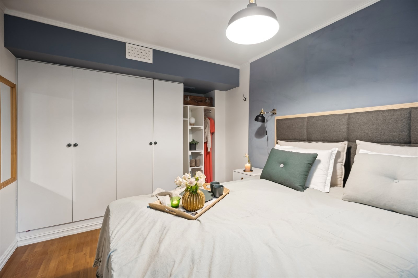 Her er det i tillegg masse oppbevaringsplass i stort og praktisk garderobeskap. Galleribilde