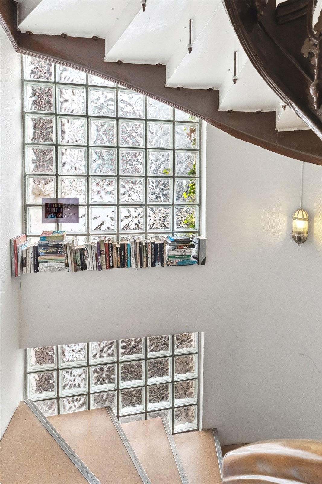 Pen og lys trappeoppgang. Galleribilde