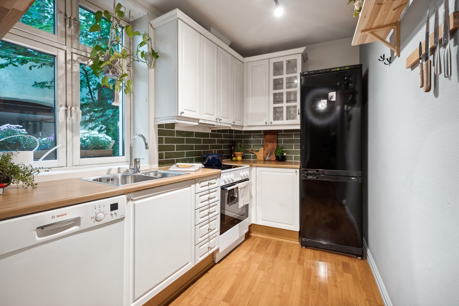 Separat kjøkken vendt mot bakgård med god skap -og benkeplass. Galleribilde