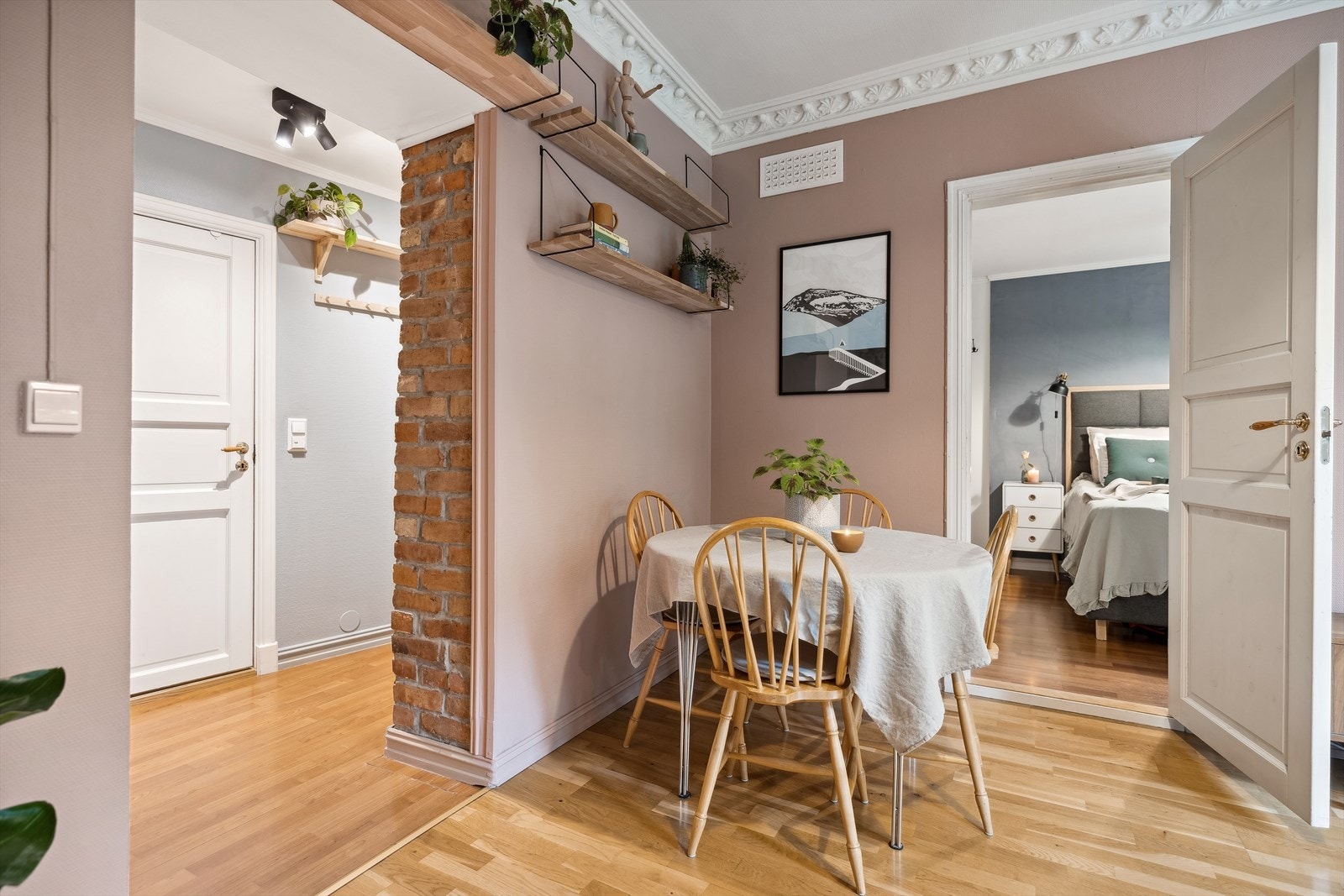 Romslig stue med god takhøyde med stukkatur og rosett. Galleribilde