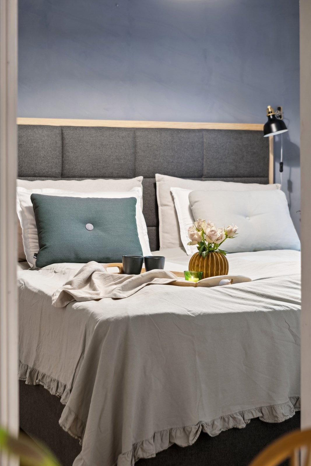 Lunt og fint soverom malt i delikate farger. Galleribilde