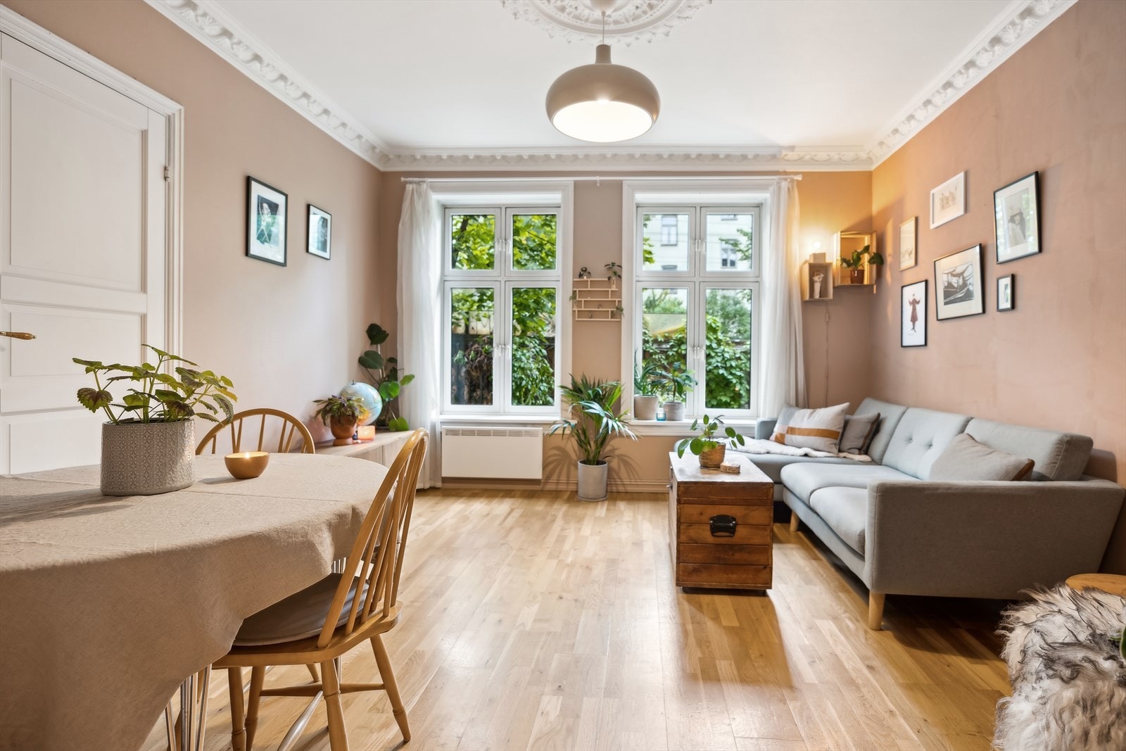 2-roms med sentral beliggenhet og kort vei til sentrum og kollektive forbindelser. Leiligheten disponerer 2 boder på ca 4,7 og 4,8m². Galleribilde