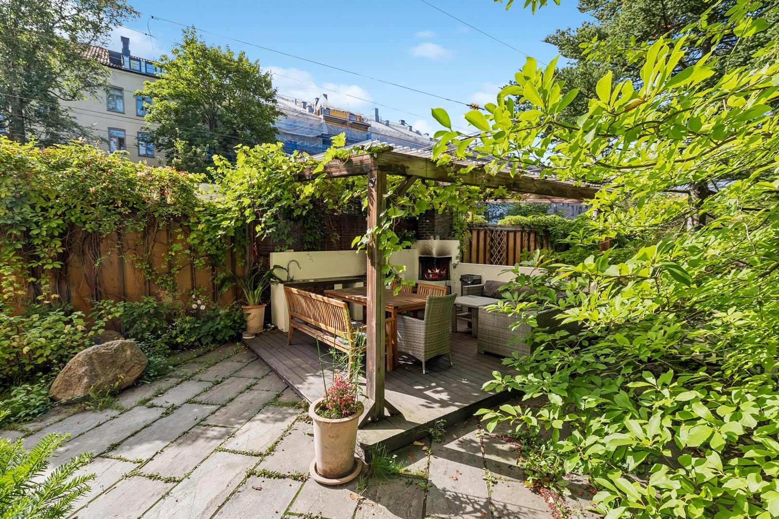 Borettslaget disponerer idyllisk felles bakgård med peis og utemøbler. Galleribilde