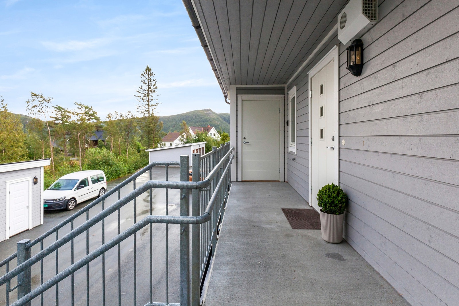 Leiligheten ligger i byggets 2. etasje Galleribilde