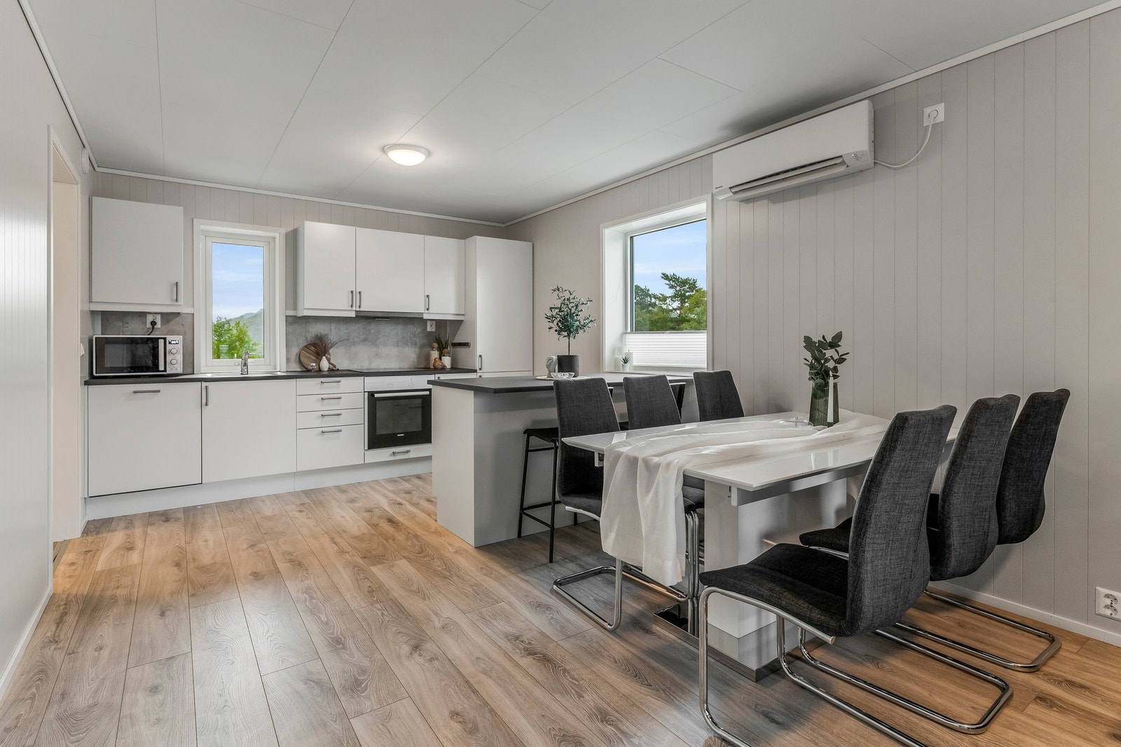 Åpen, praktisk løsning mellom stue og kjøkken Galleribilde