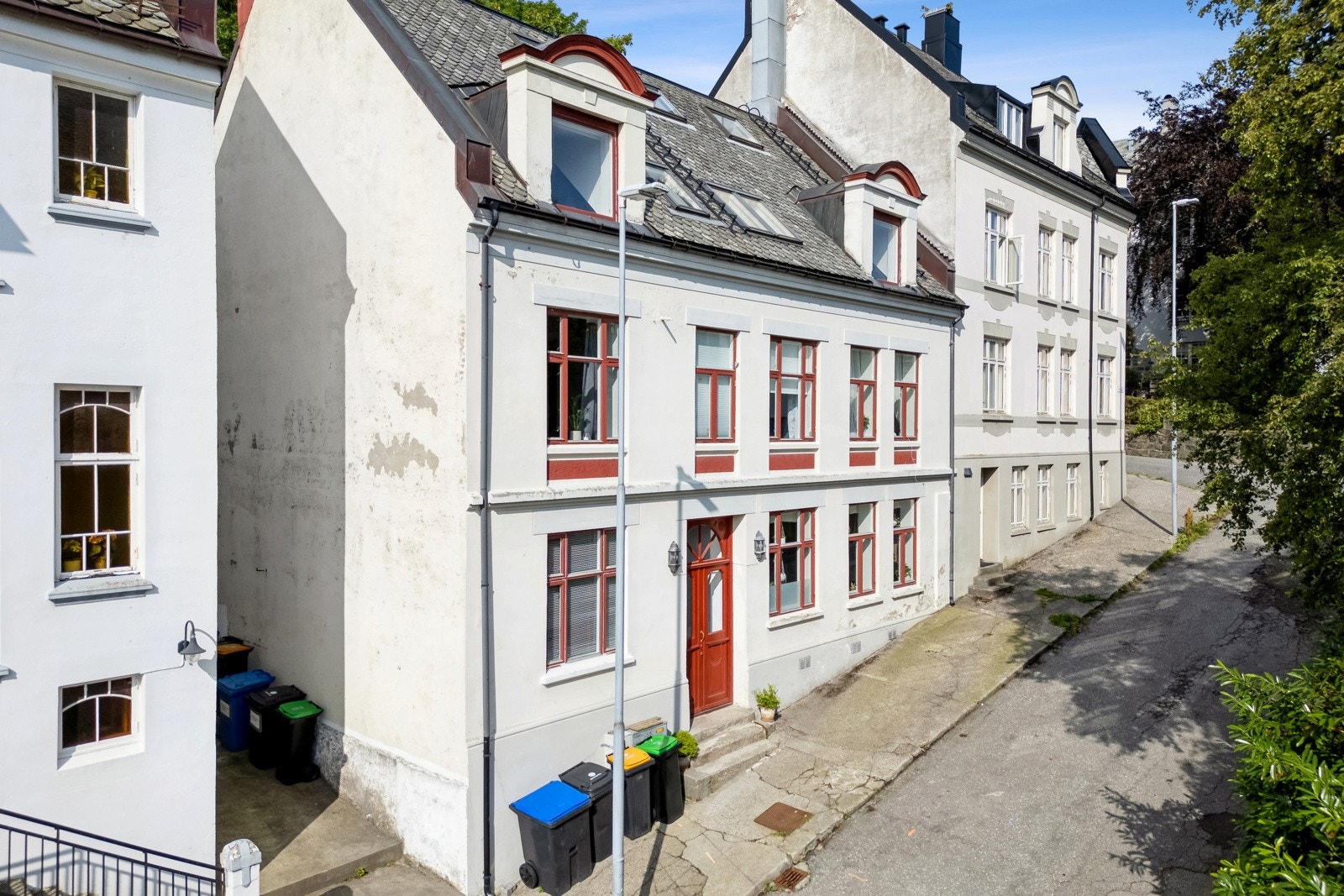 En flott og sentral selveierleilighet med sjarm. Fra leiligheten er det kort avstand til bryggekanten i Brosundet og alle byens fasiliteter Galleribilde