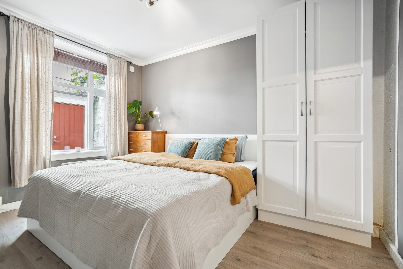 Garderobeskap med god plass til oppbevaring Galleribilde