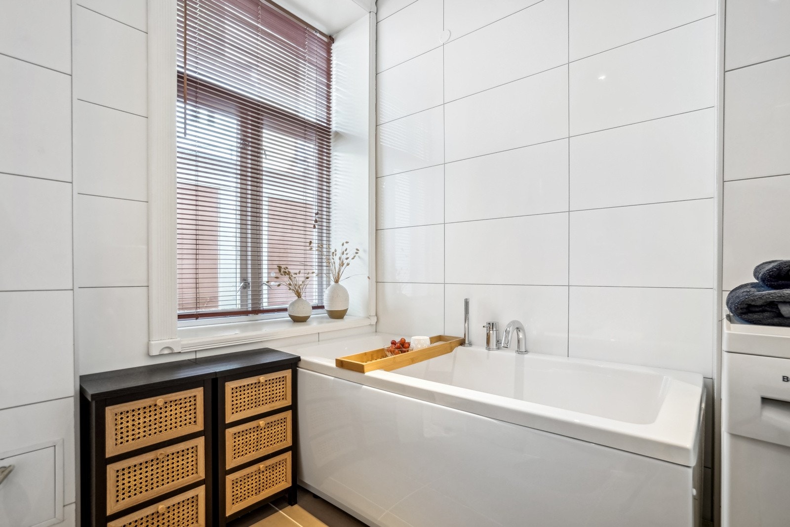 og badekar. Badet var oppusset i 2010/11. Nytt badekar, dusjarmatur og dusjdører i 2023. Galleribilde