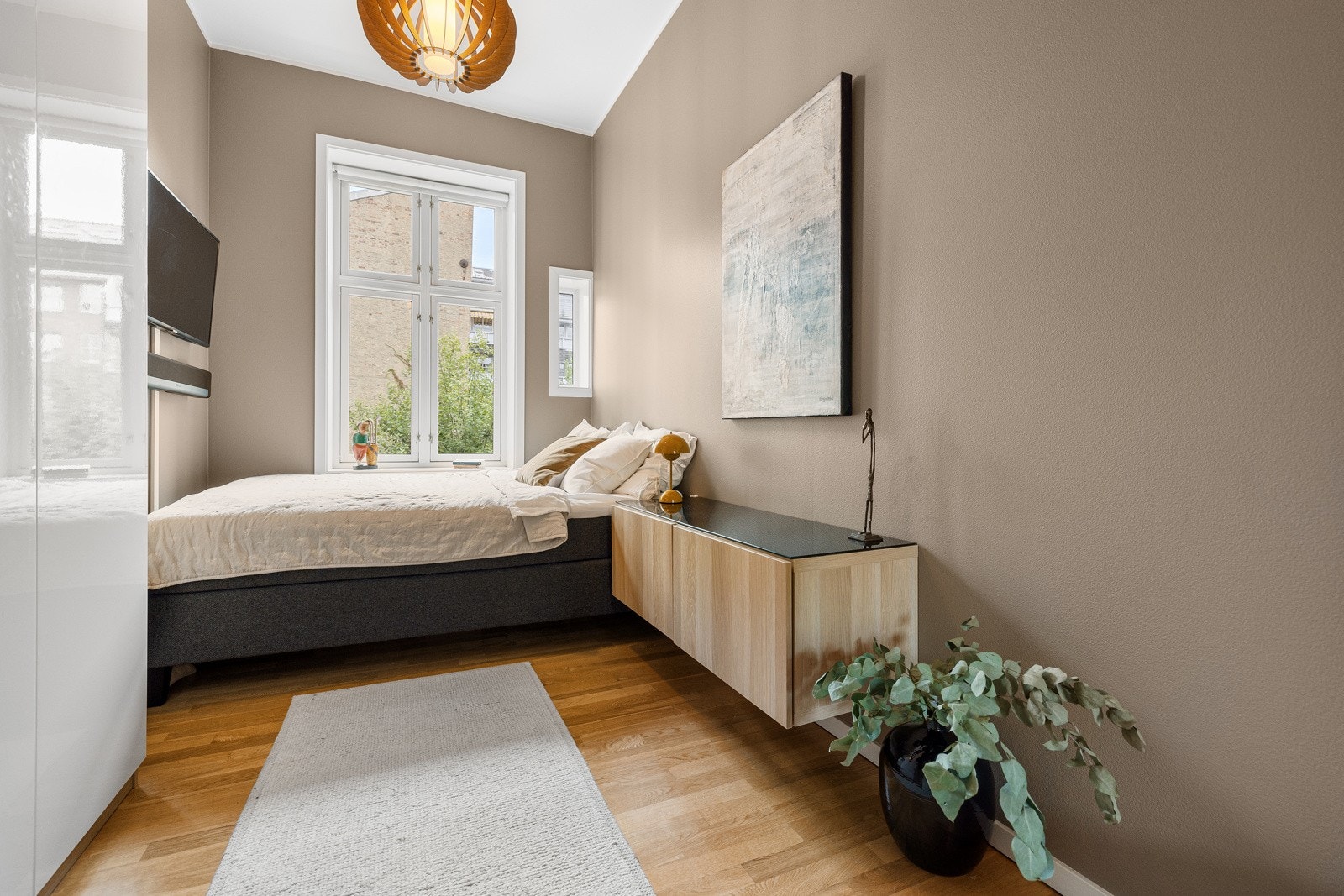 Soverom II har plass til seng, nattbord og garderobeskap, og passer perfekt som gjesterom, barnerom eller hjemmekontor. Galleribilde