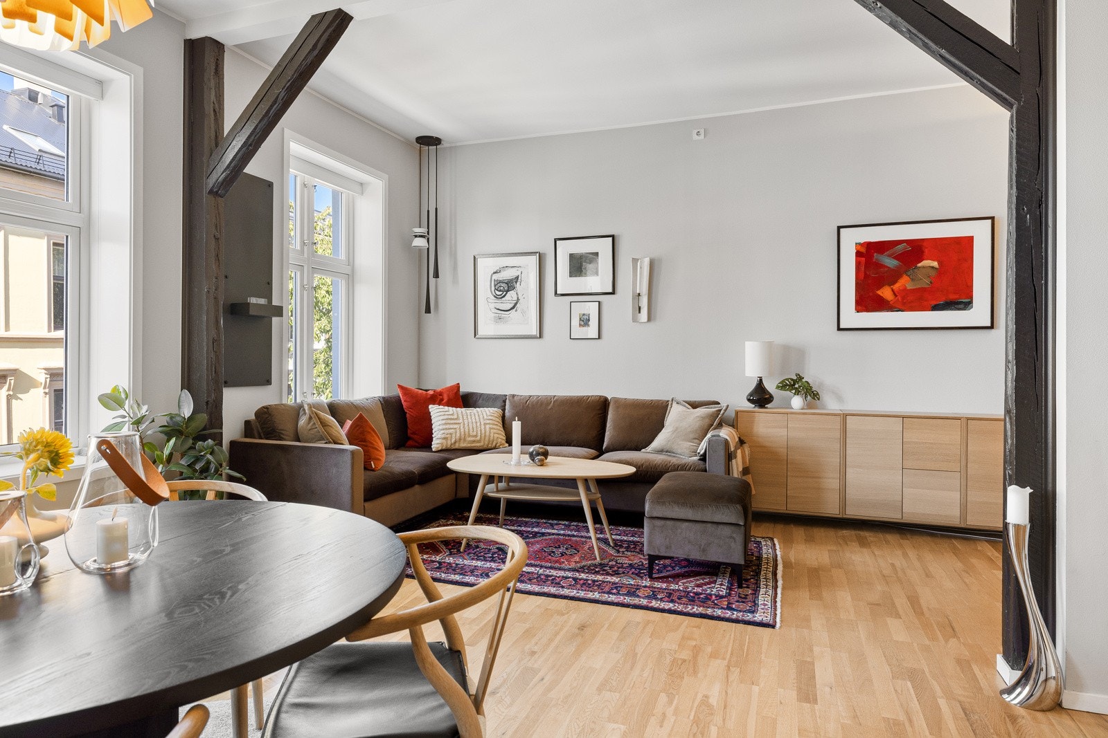 Her er det god plass til både sofagruppe, spisegruppe og annet ønsket møblement. Galleribilde