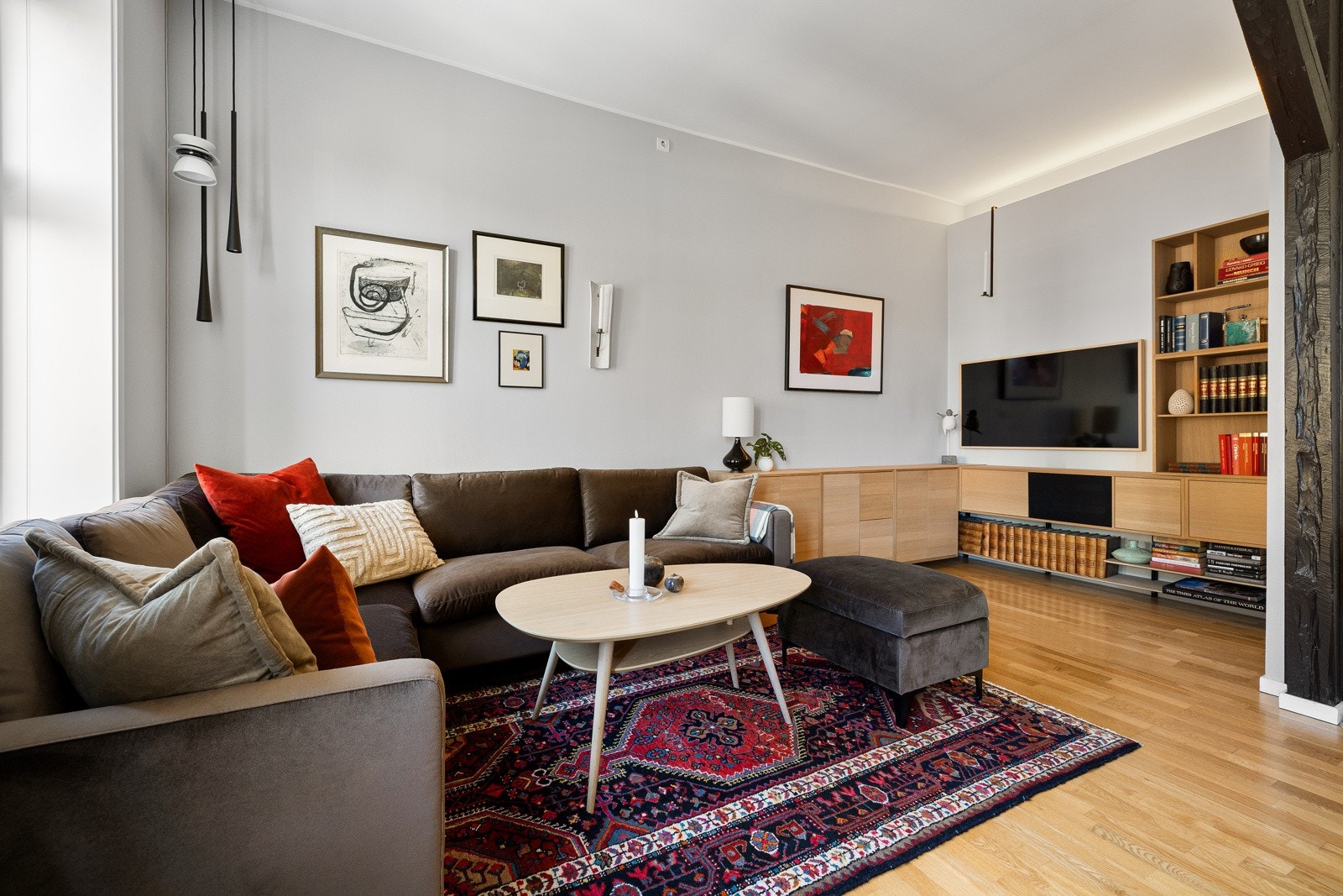 Veggene er malt i en dempet grå nyanse, og gulvet er dekket med 3 stavs parkett på gulv. Galleribilde