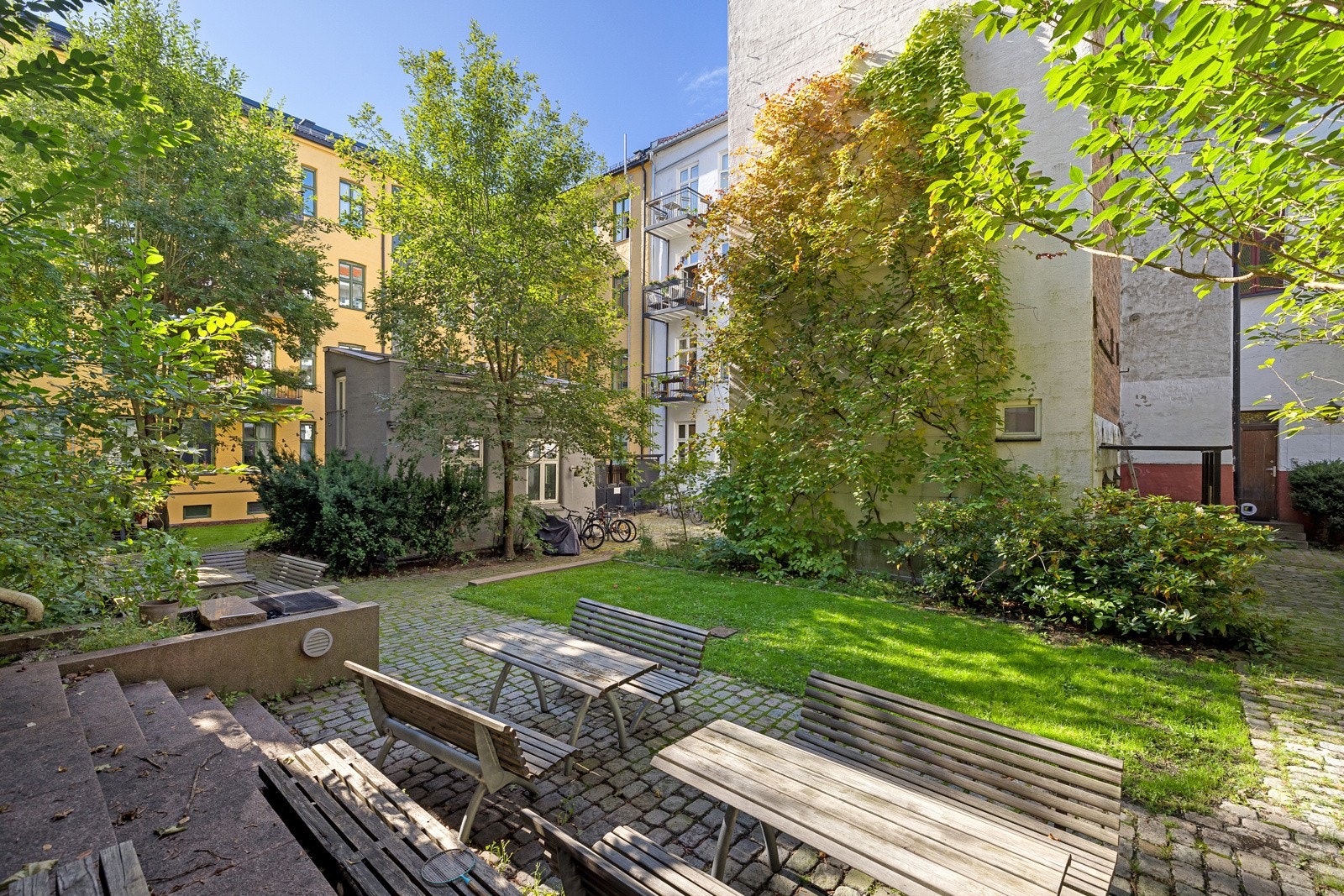Fasade felles bakgård, med grill og benker Galleribilde