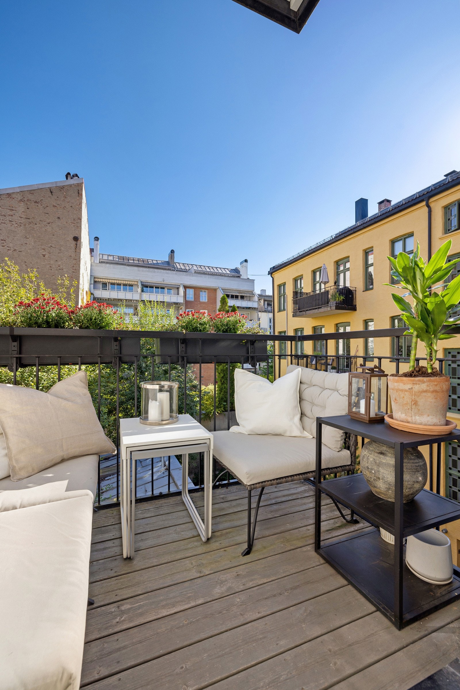 Det er god plass til utemøbler og grill. Galleribilde