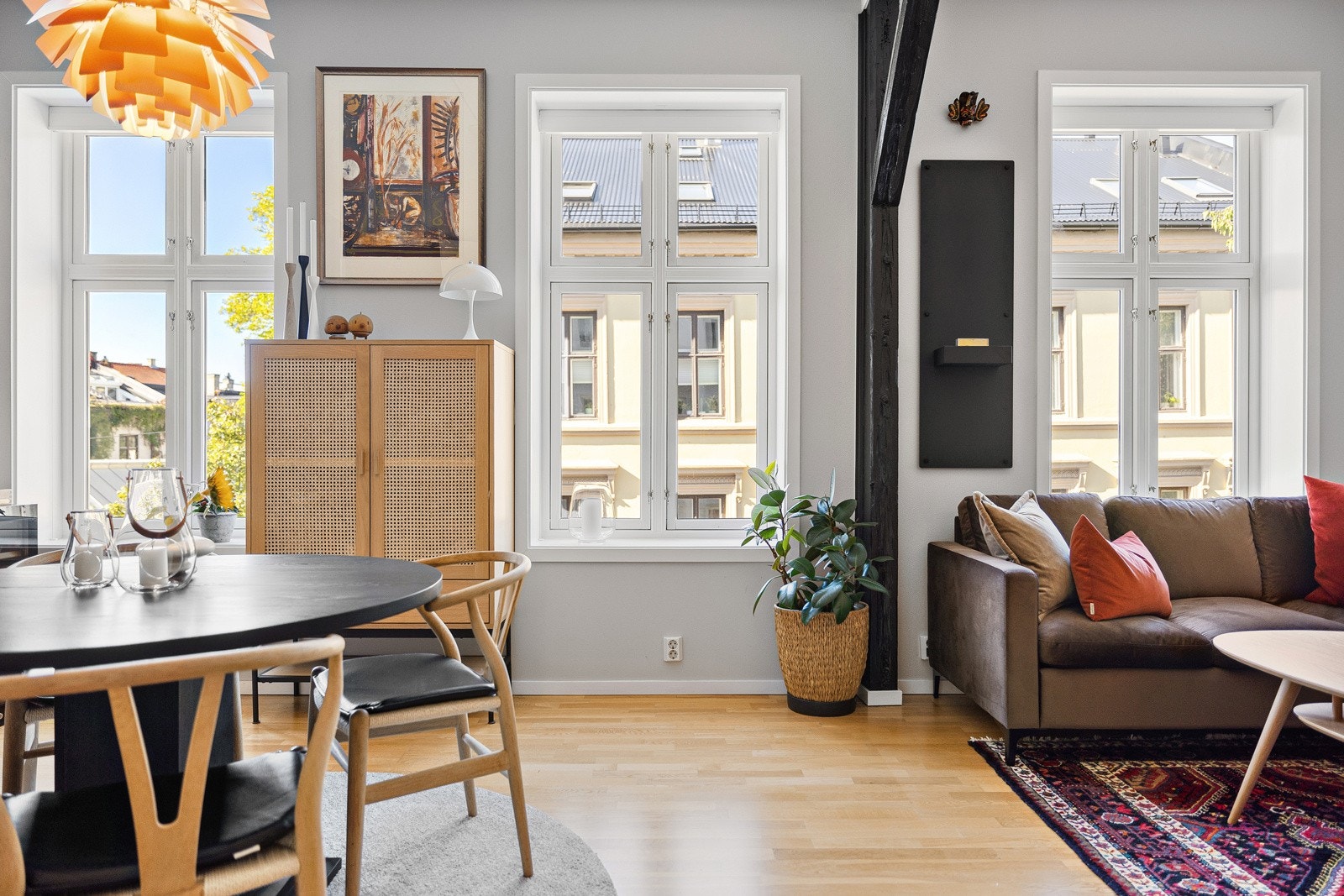 De store, brede vindusflatene slipper inn rikelig med naturlig lys, og sammen med den generøse takhøyden på 2,99 meter, gir dette en følelse av romslighet og luftighet. Galleribilde
