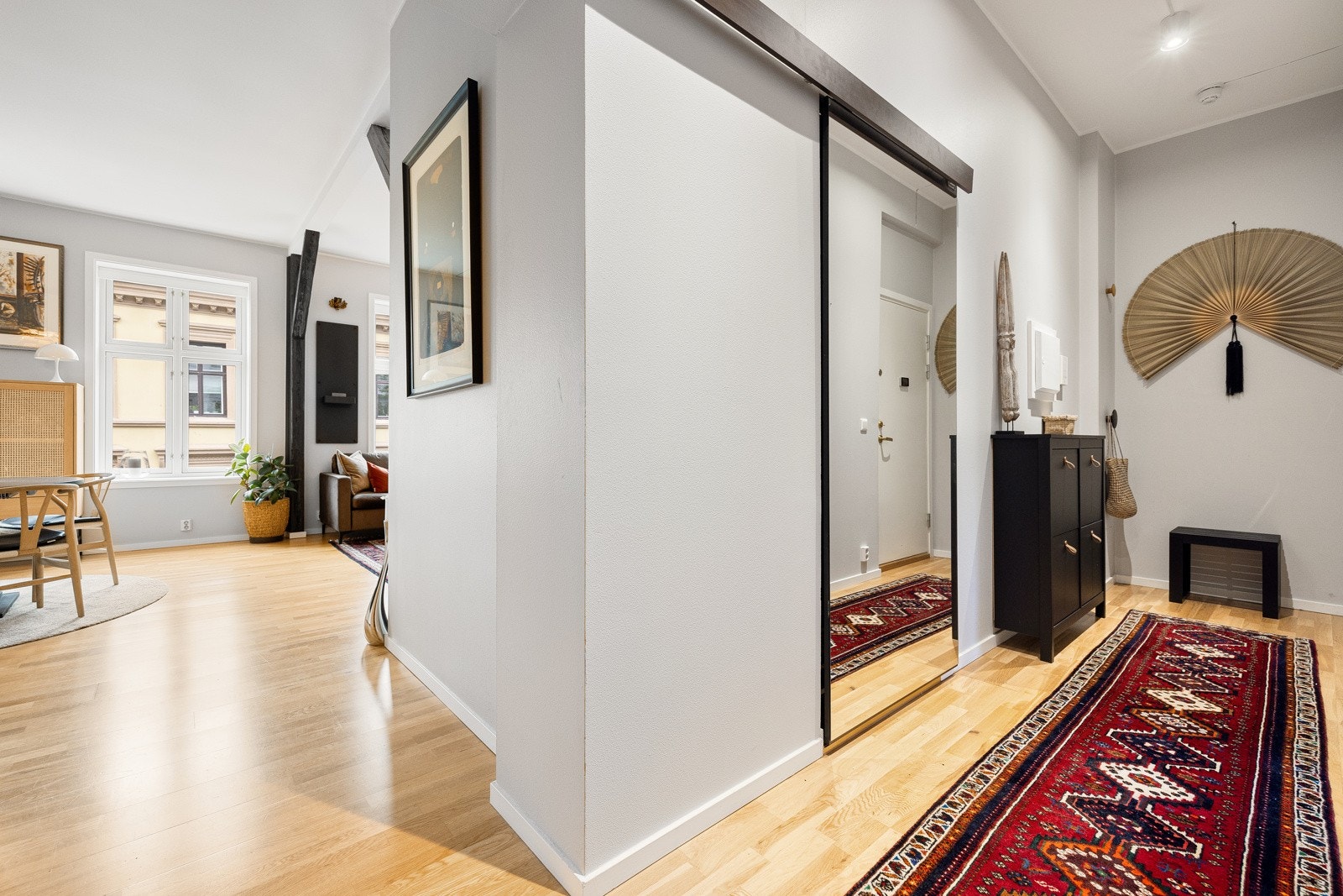 Velkommen inn! I entréen får man en tidlig introduksjon til flere av leilighetens moderne elementer, og en smakebit på hva som venter videre. Galleribilde